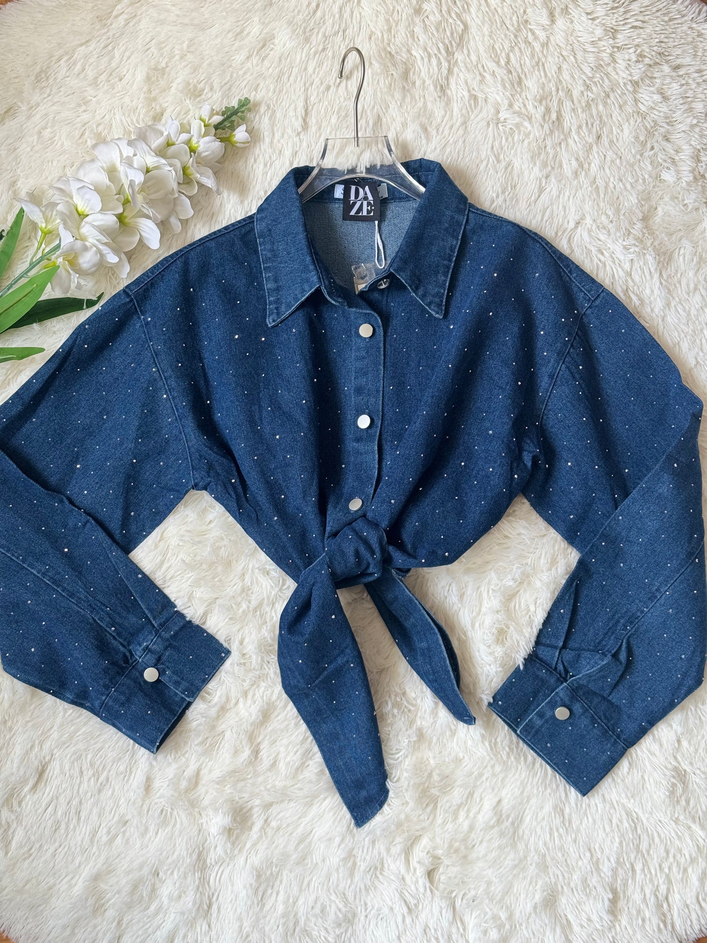 Camisa de mezclilla con brillos y nudo