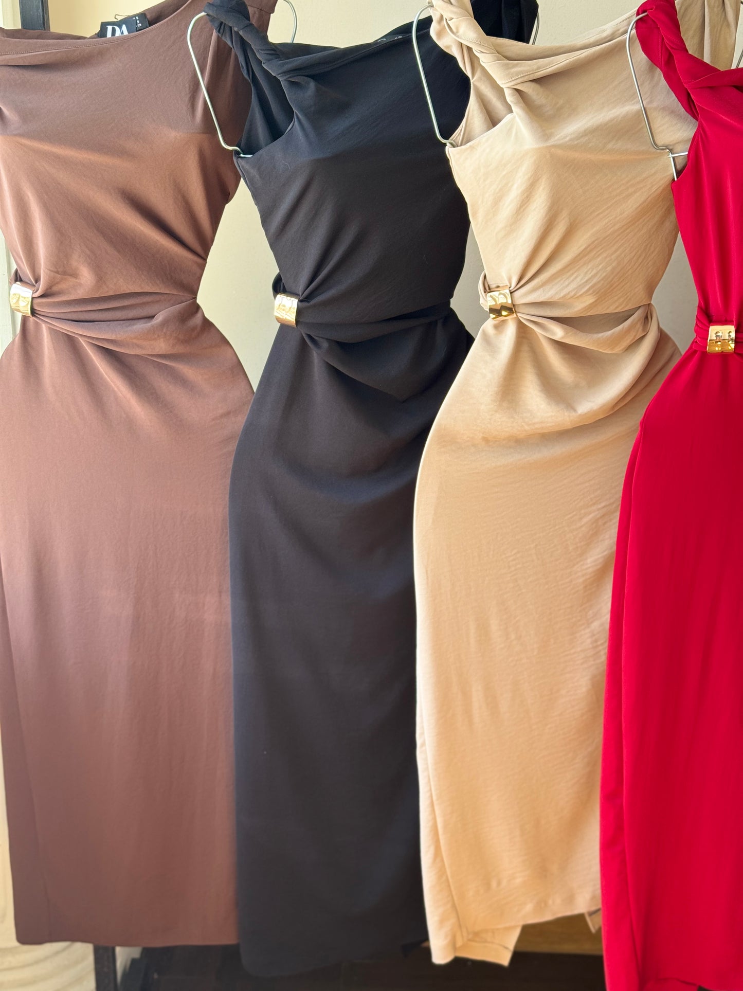 Vestido un hombro con broche