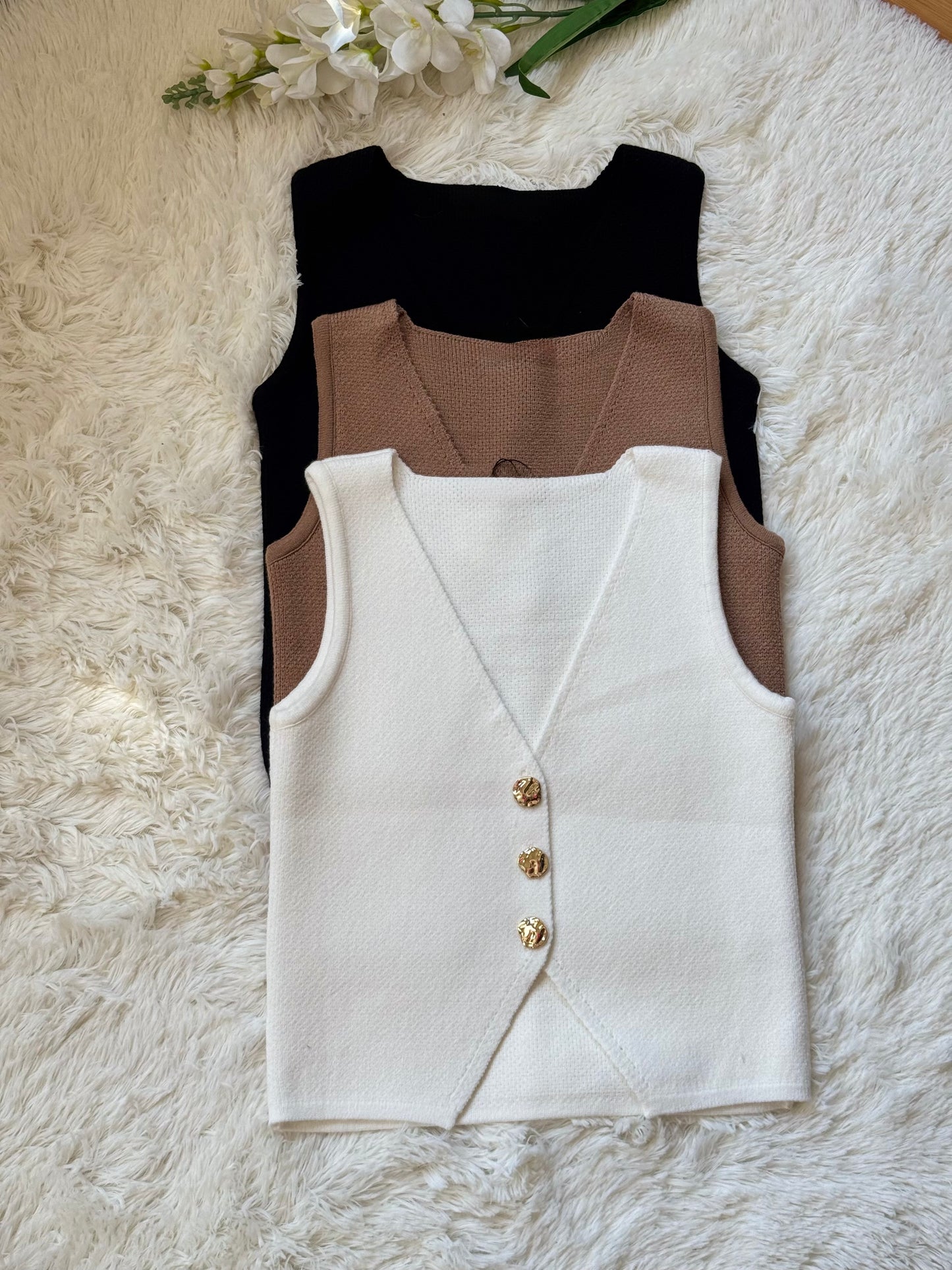 Chaleco tejido con botones dorados