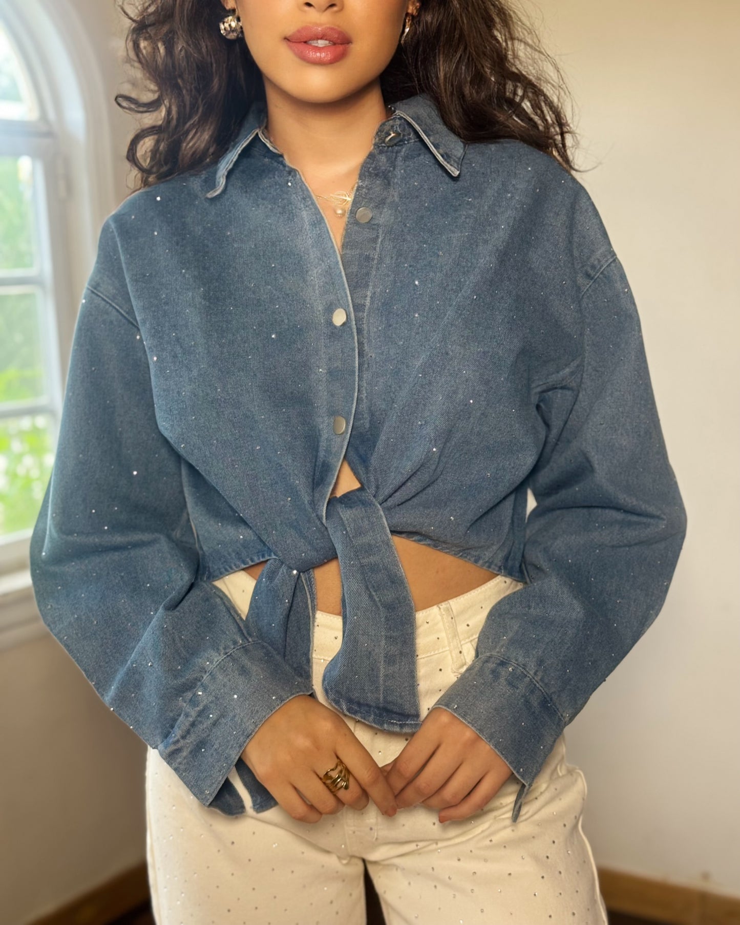 Camisa de mezclilla con brillos y nudo