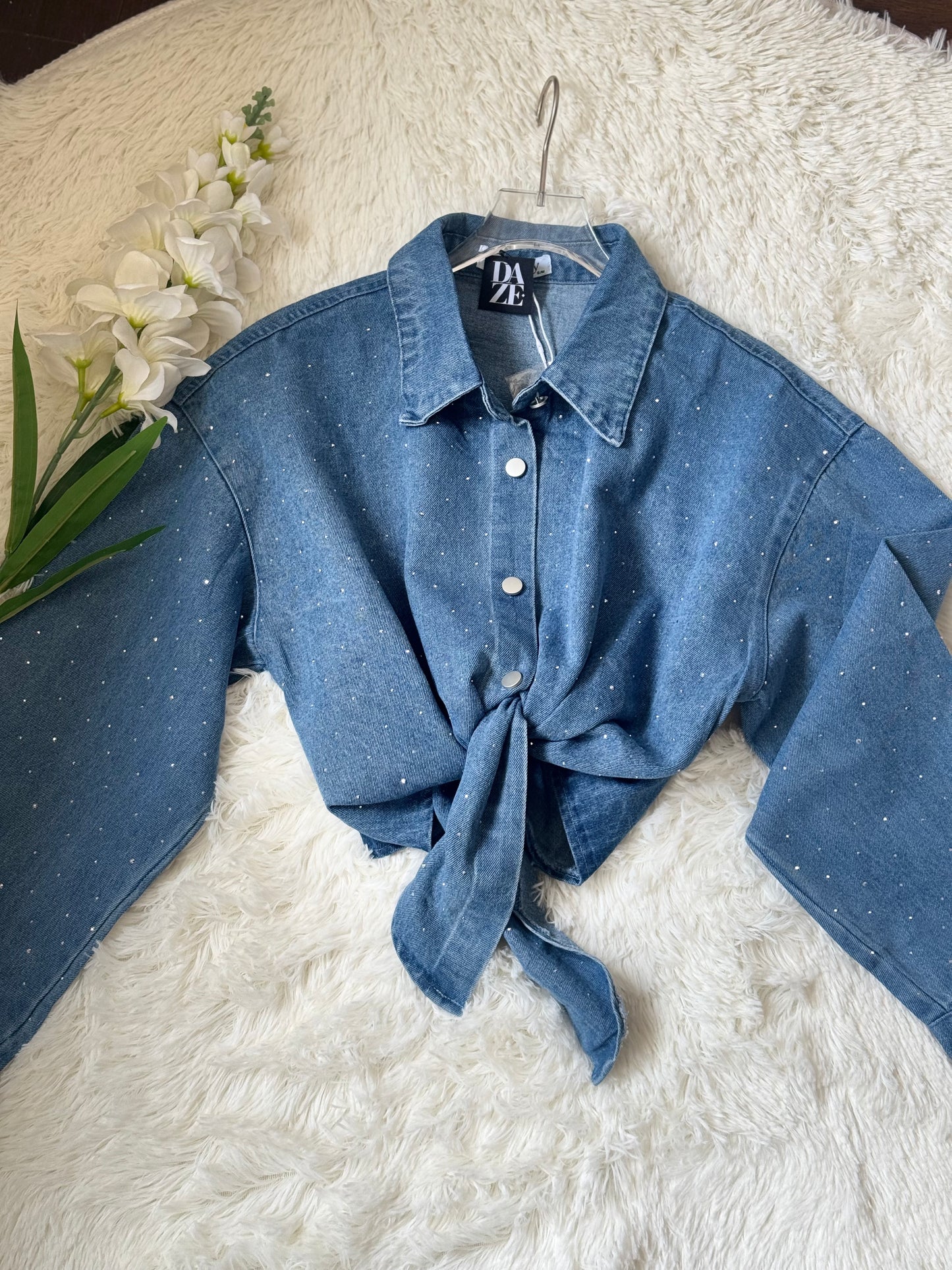 Camisa de mezclilla con brillos y nudo