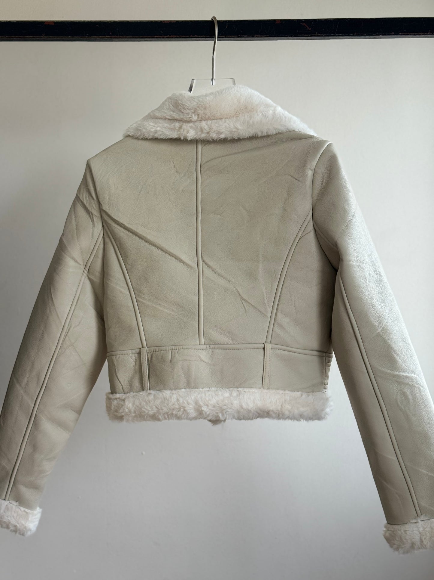 Chamarra de vinipiel con cinturón