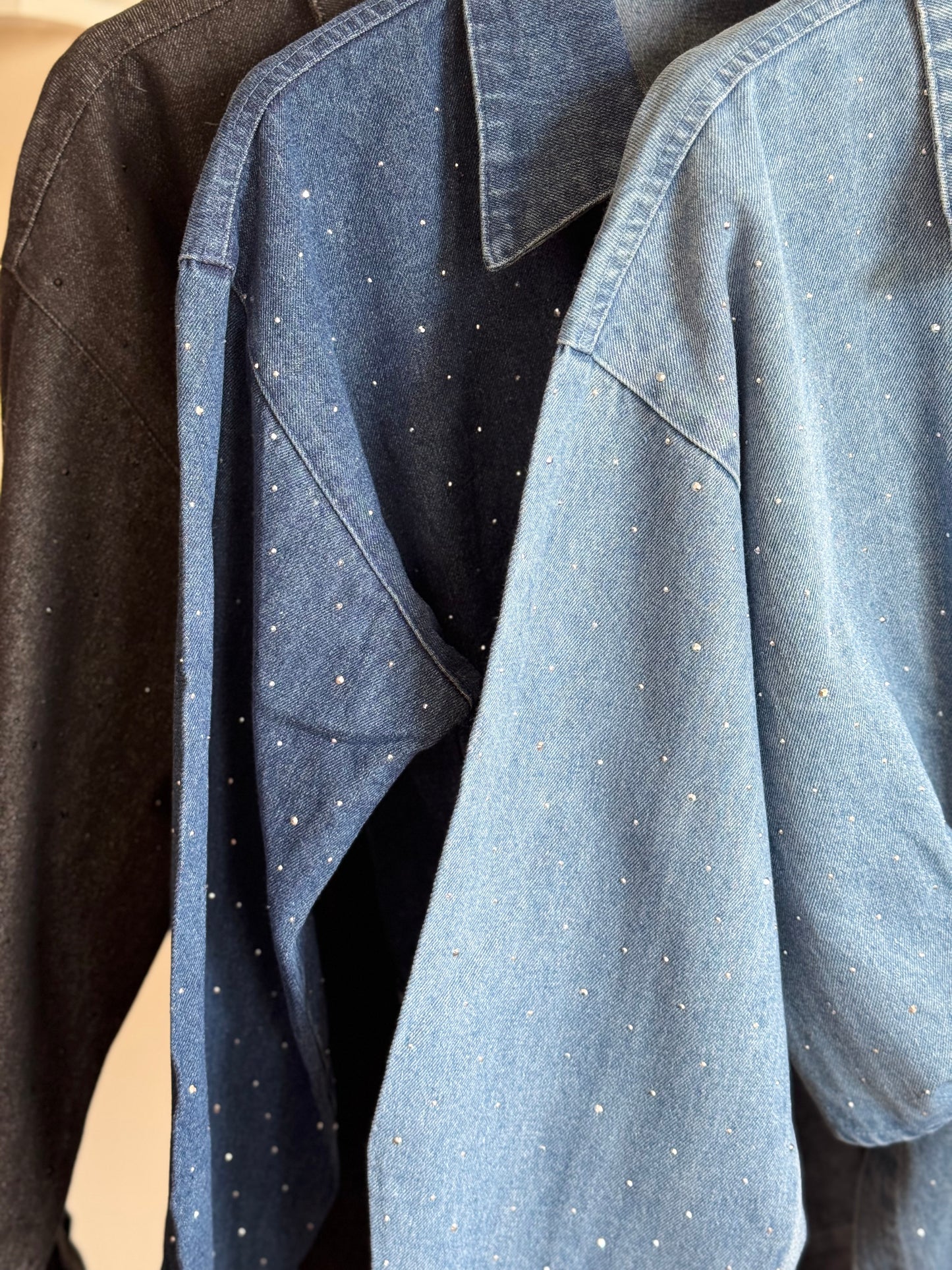 Camisa de mezclilla con brillos y nudo