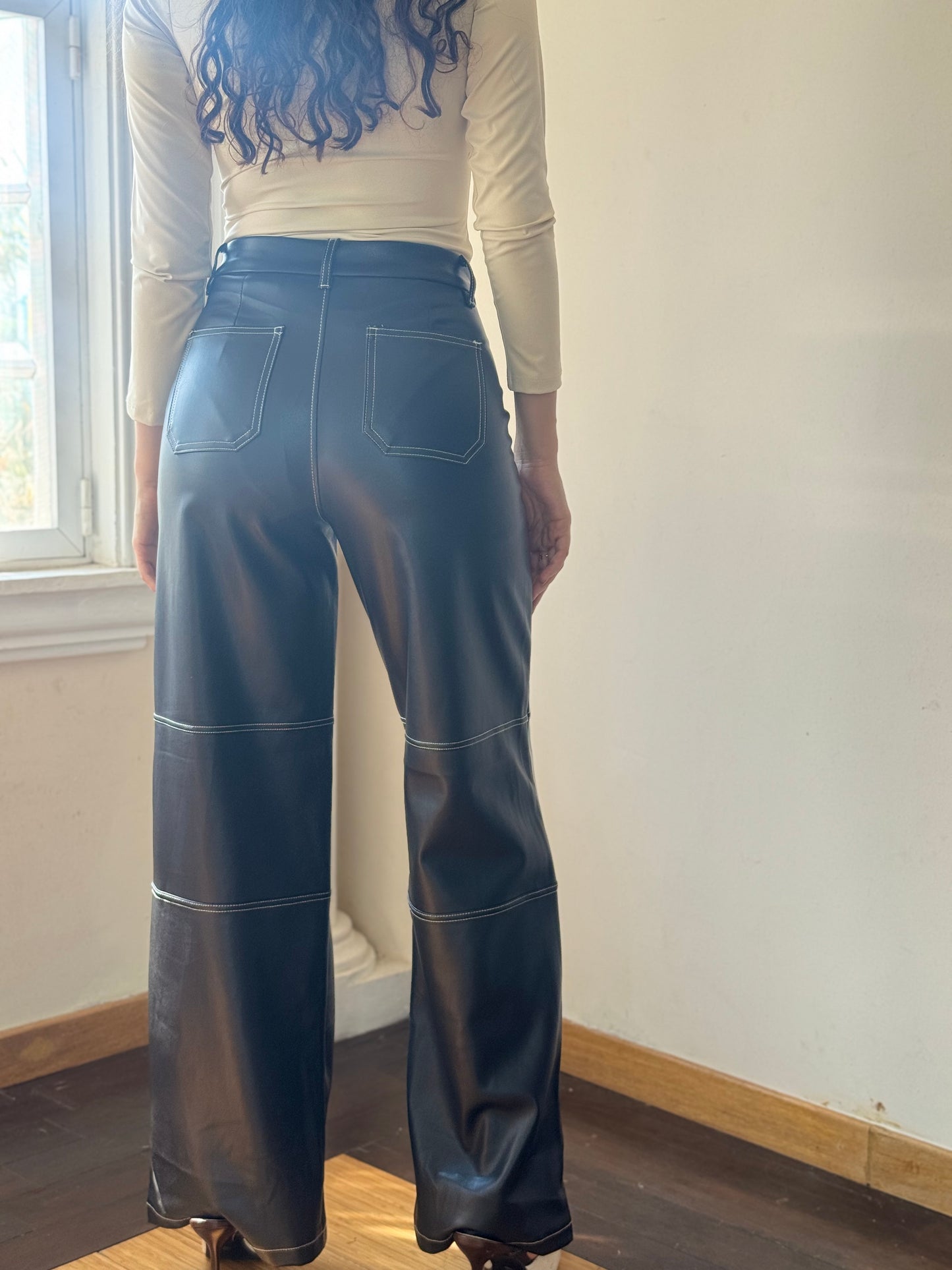 Pantalón de vinipiel con costura