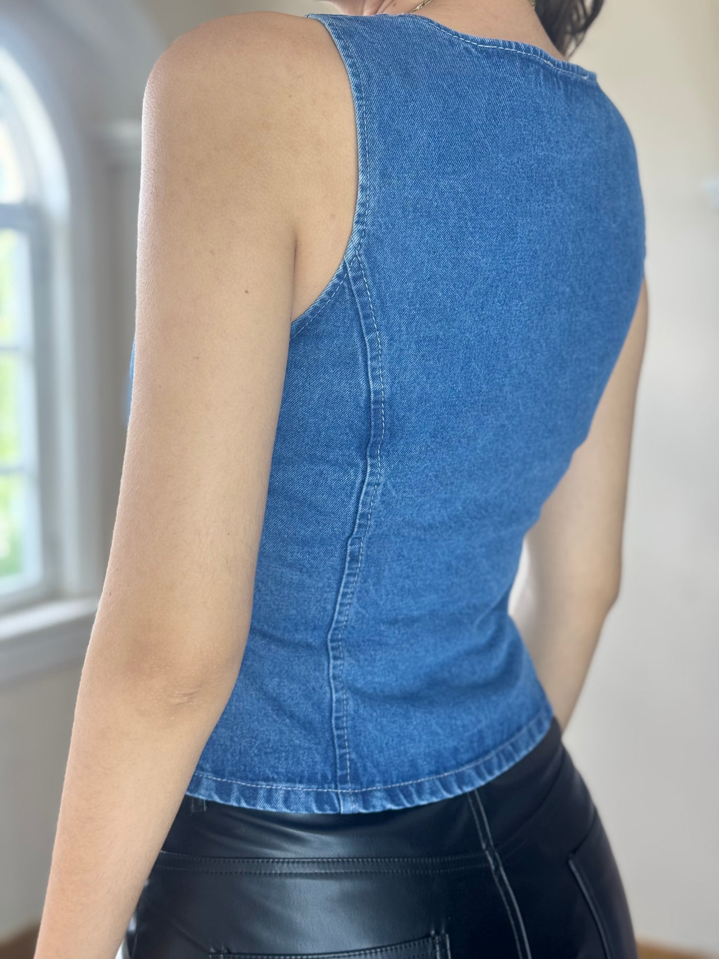 Chaleco denim escote cuadrado