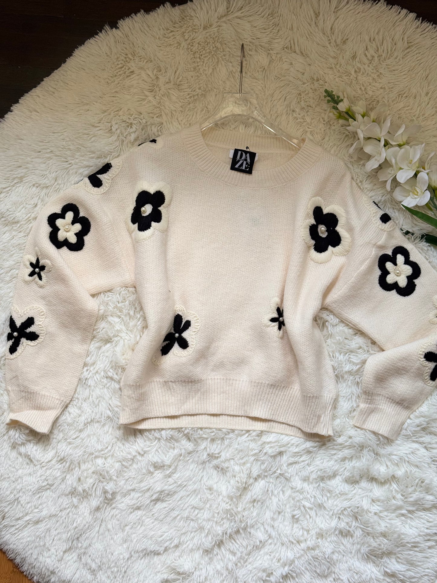 Suéter flor bordada.