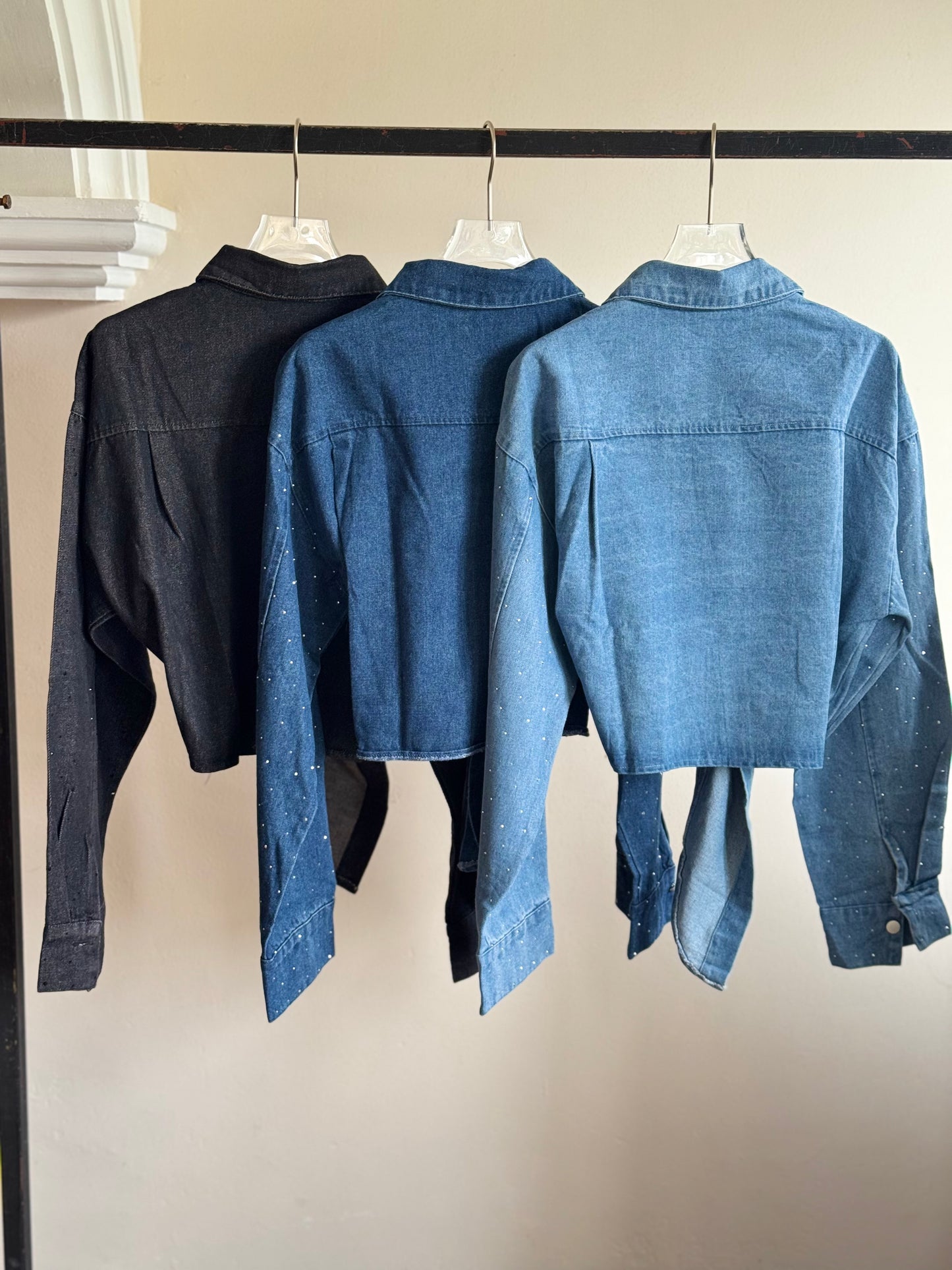 Camisa de mezclilla con brillos y nudo