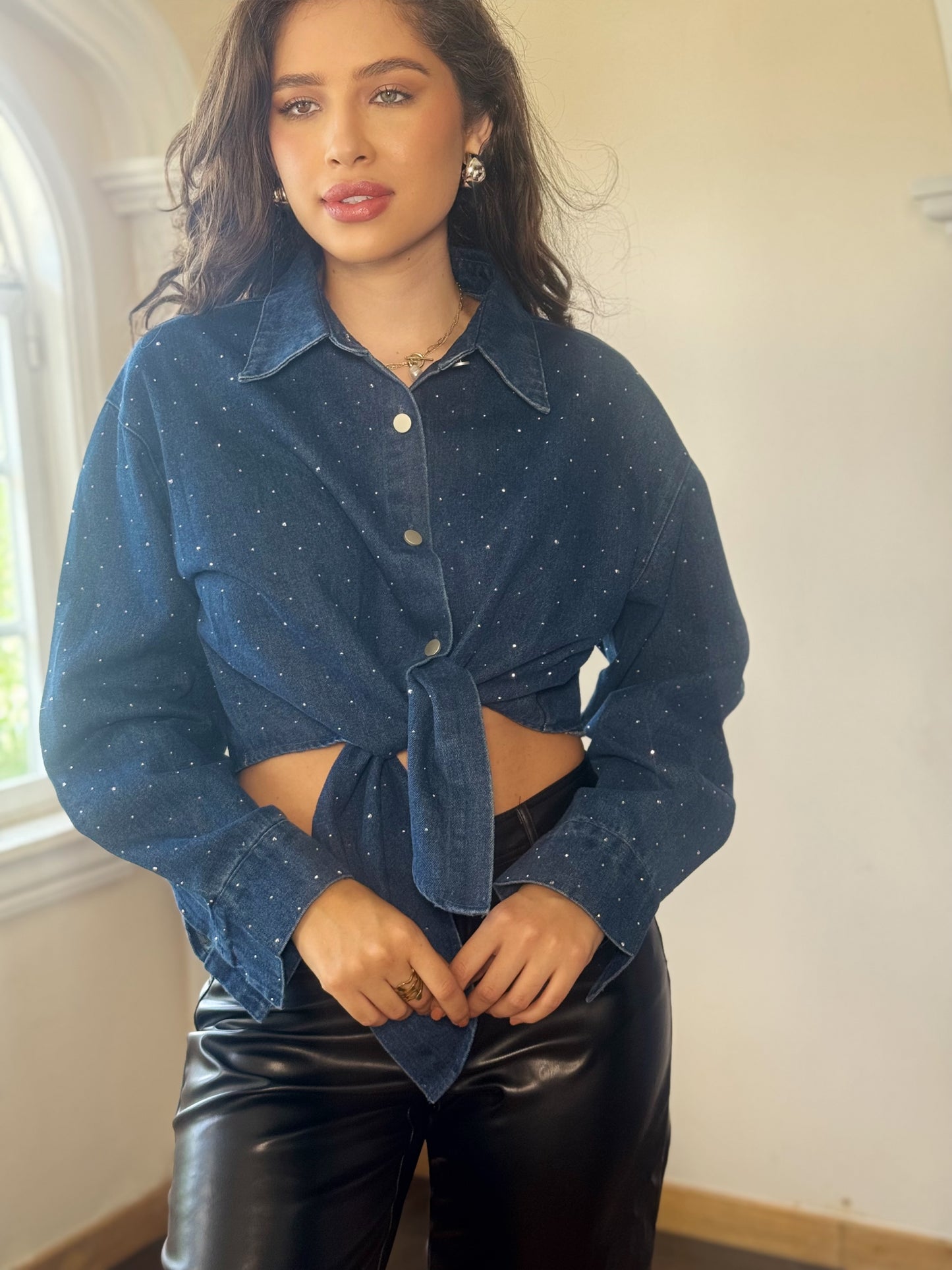 Camisa de mezclilla con brillos y nudo