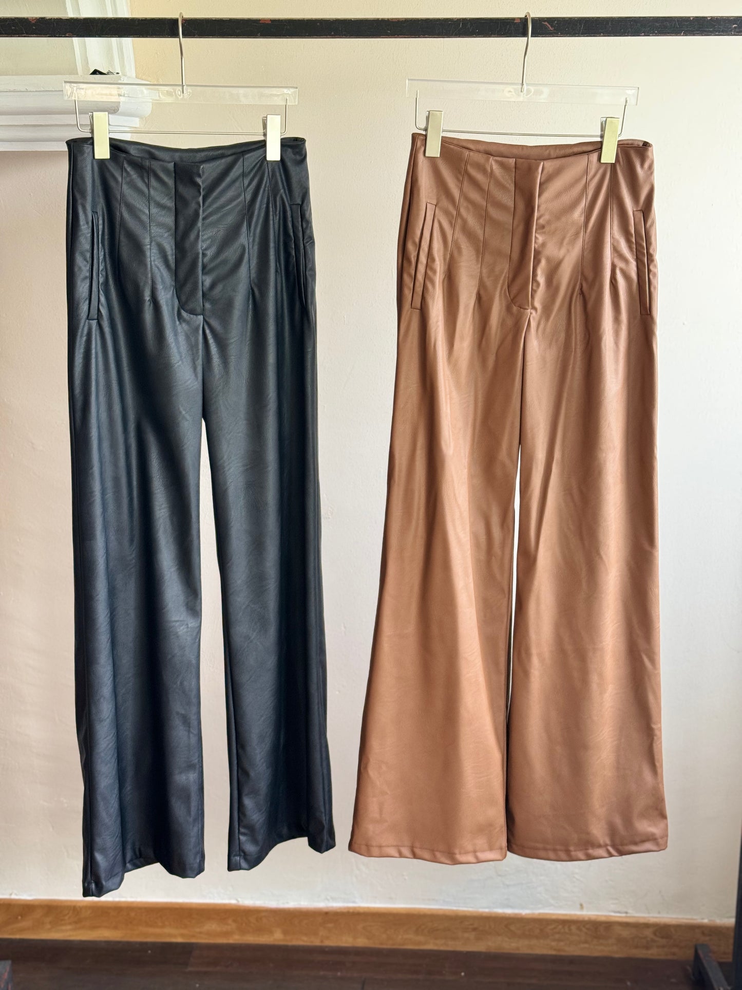 Pantalón con pinzas vinipiel