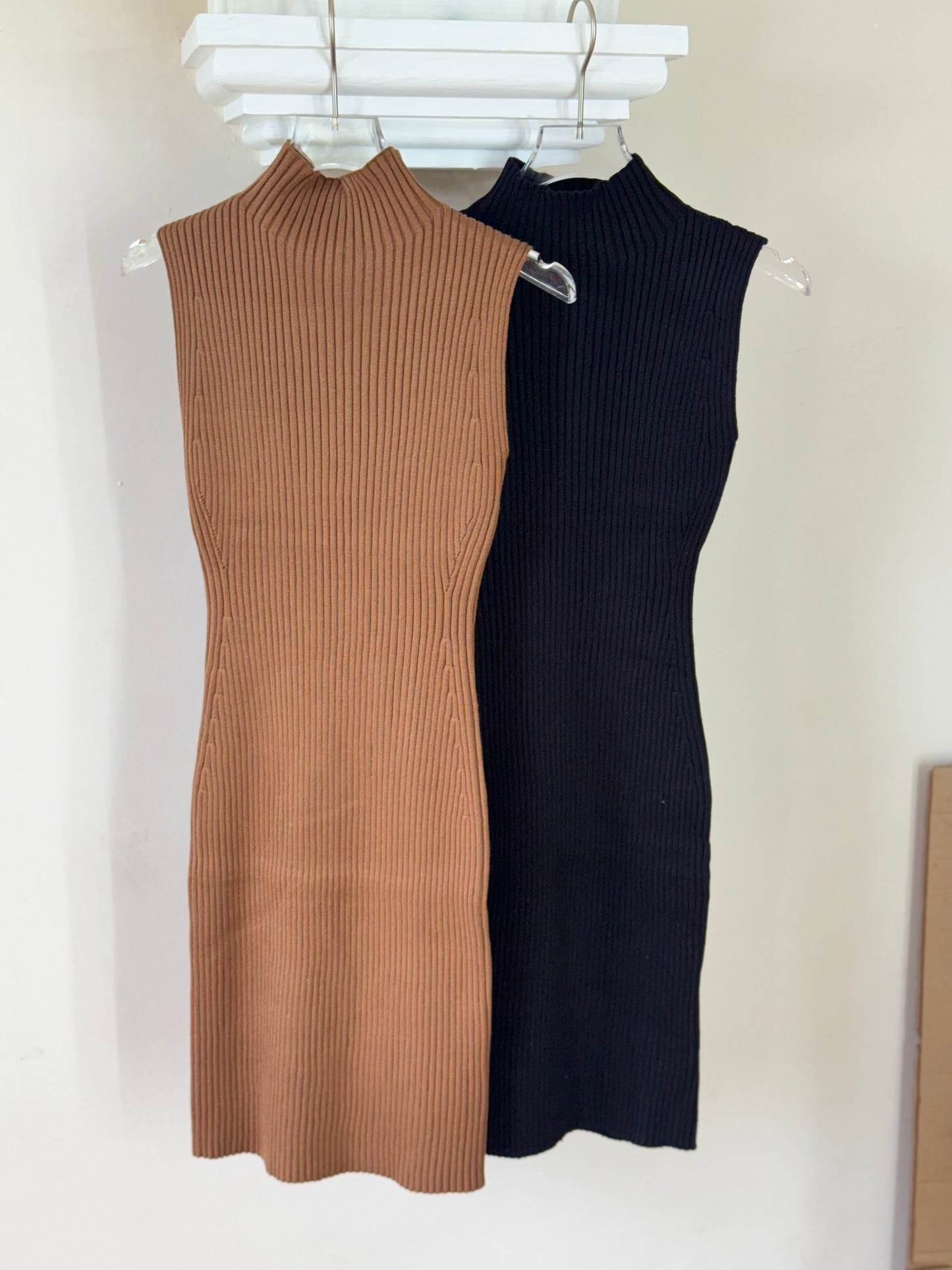 Vestido tejido cuello alto sin mangas