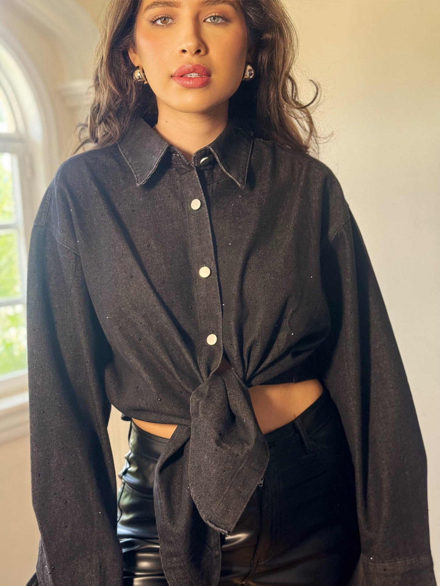 Camisa de mezclilla con brillos y nudo