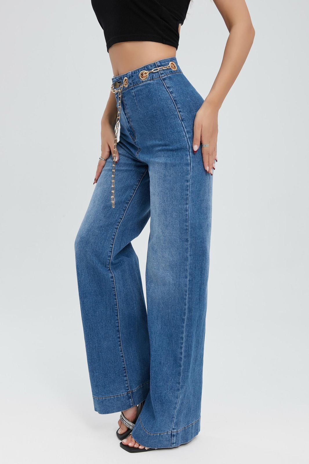 Pantalon de mezclilla con cinturon de Cadena