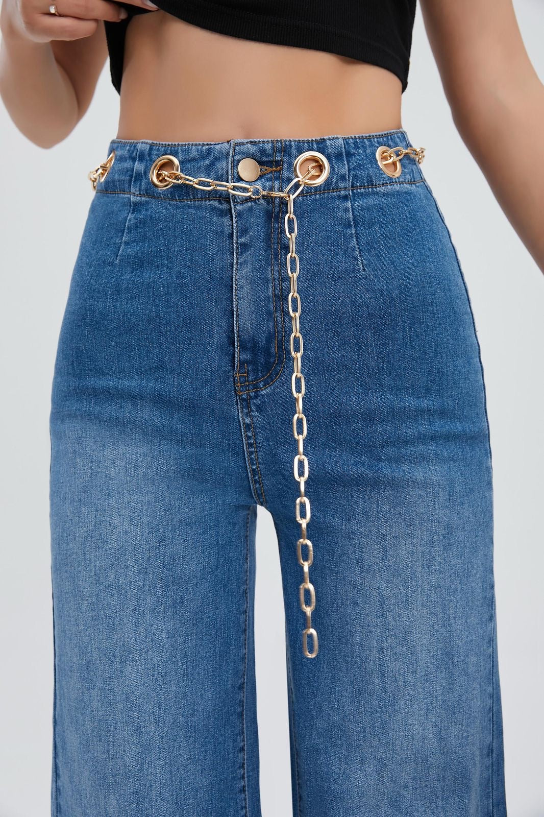 Pantalon de mezclilla con cinturon de Cadena
