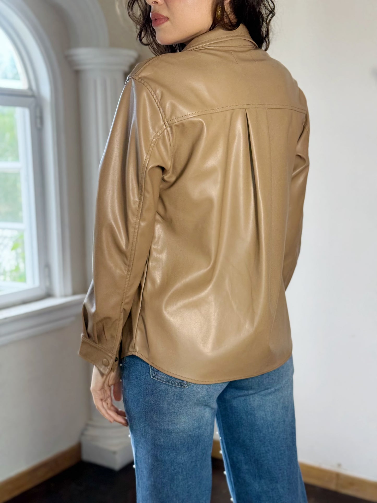 Sobrecamisa de vinipiel