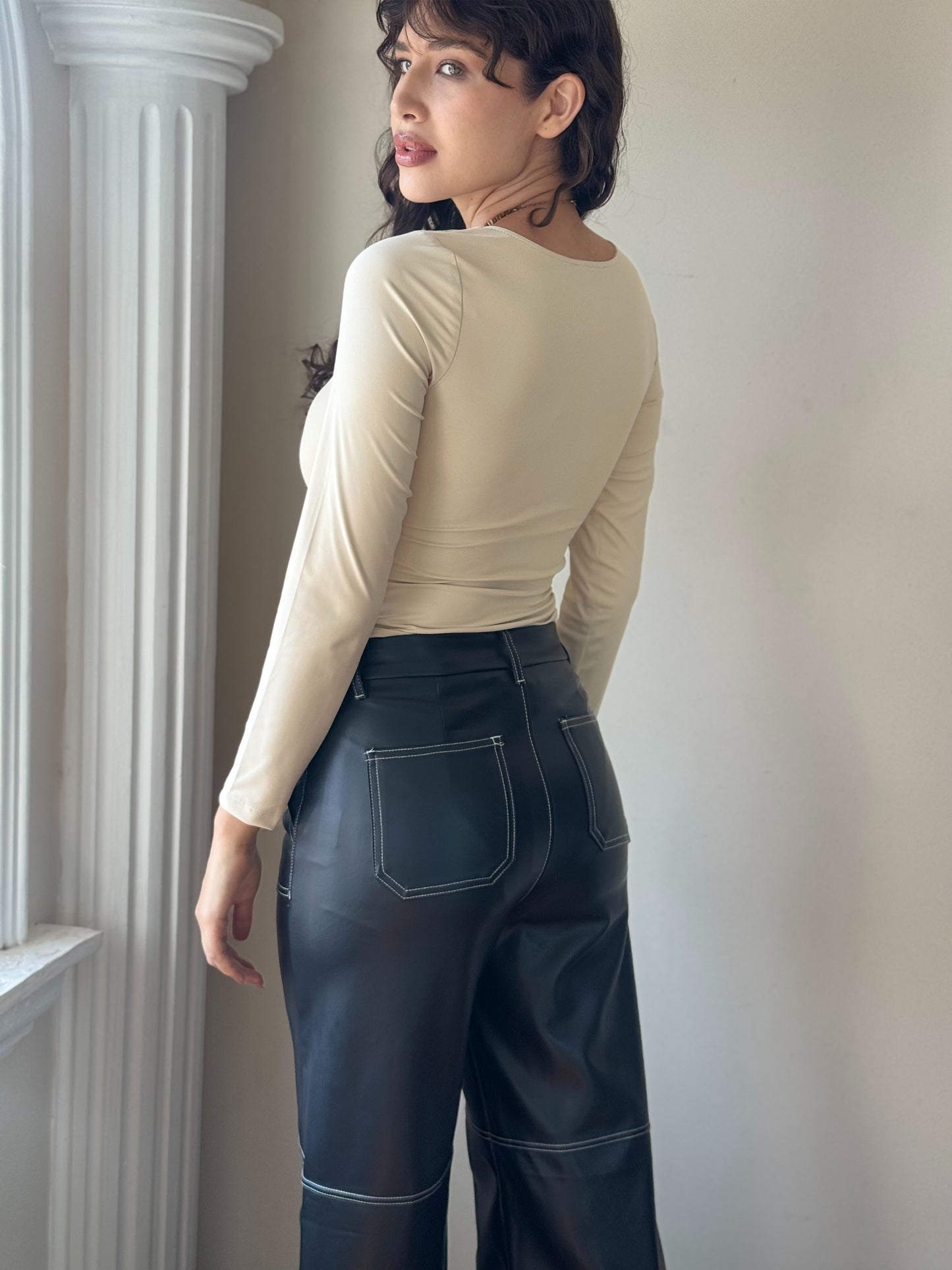 Pantalón de vinipiel con costura