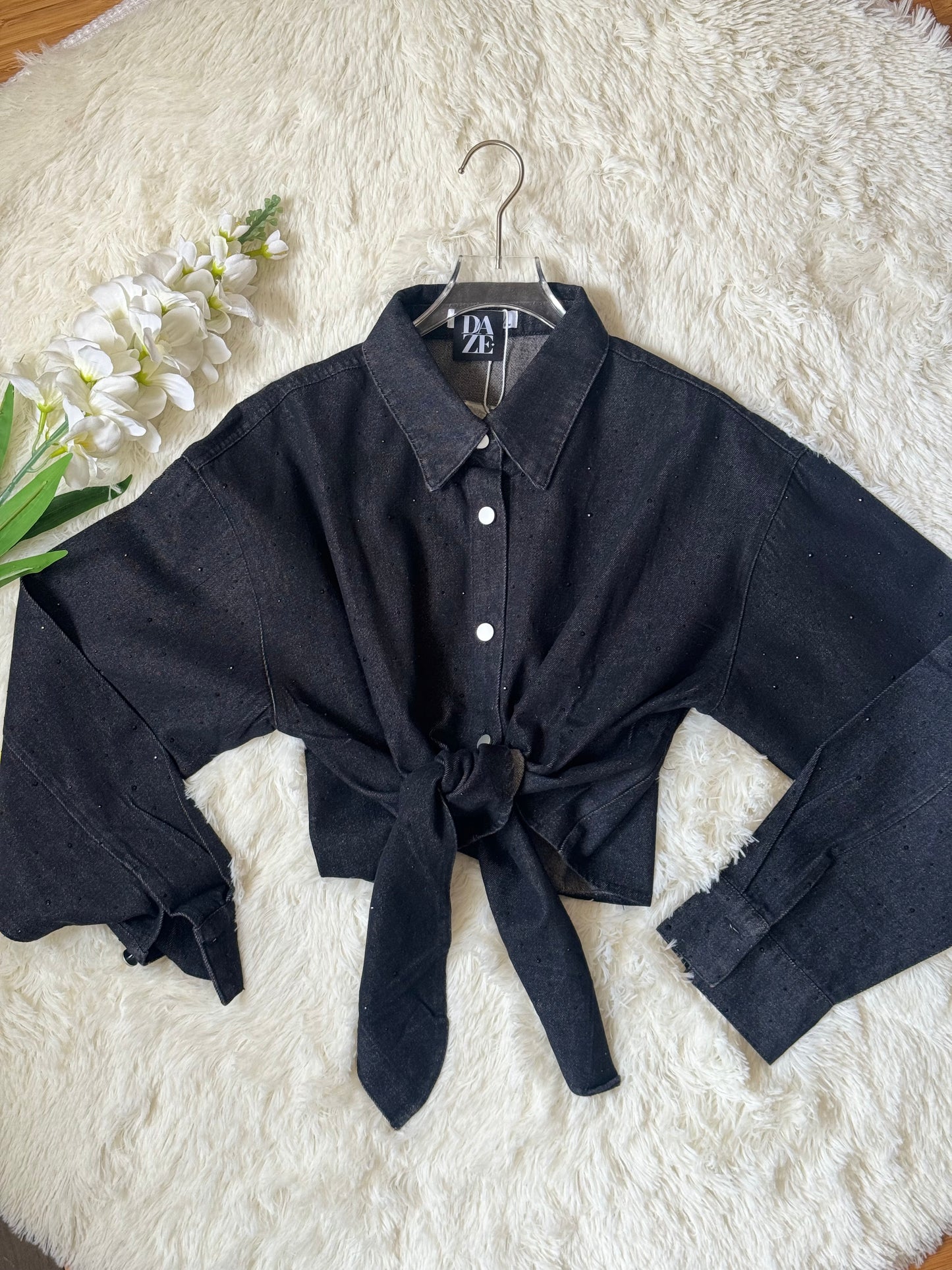 Camisa de mezclilla con brillos y nudo