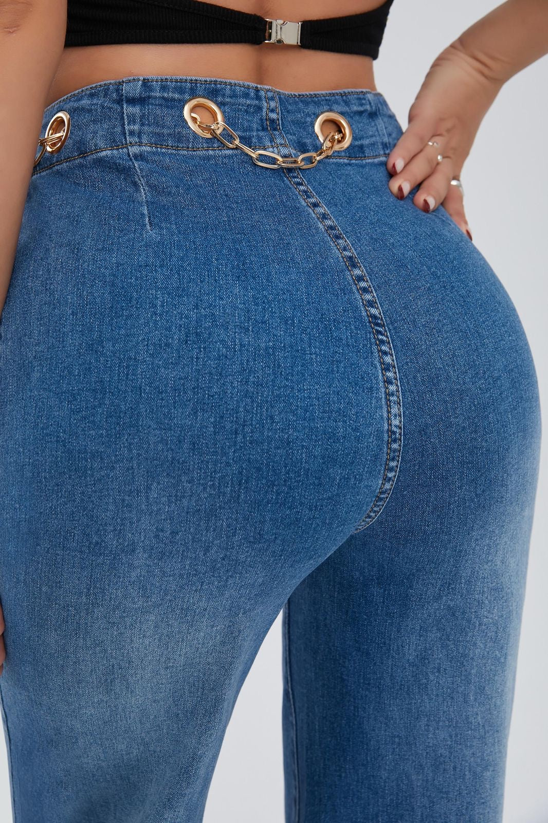 Pantalon de mezclilla con cinturon de Cadena