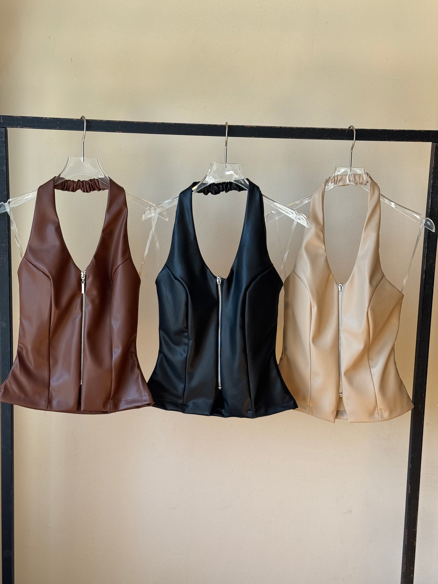 Blusa vinipiel con cierre