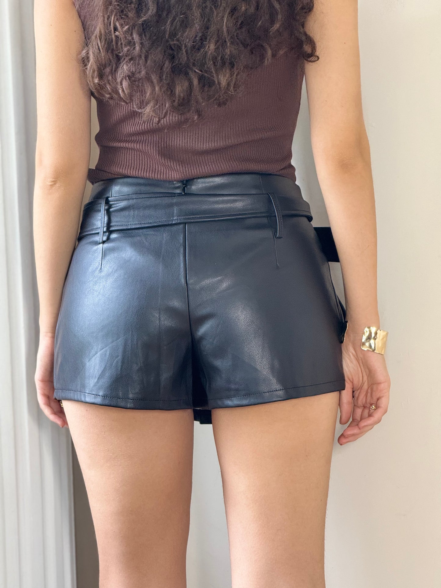 Falda tableada vinipiel con short