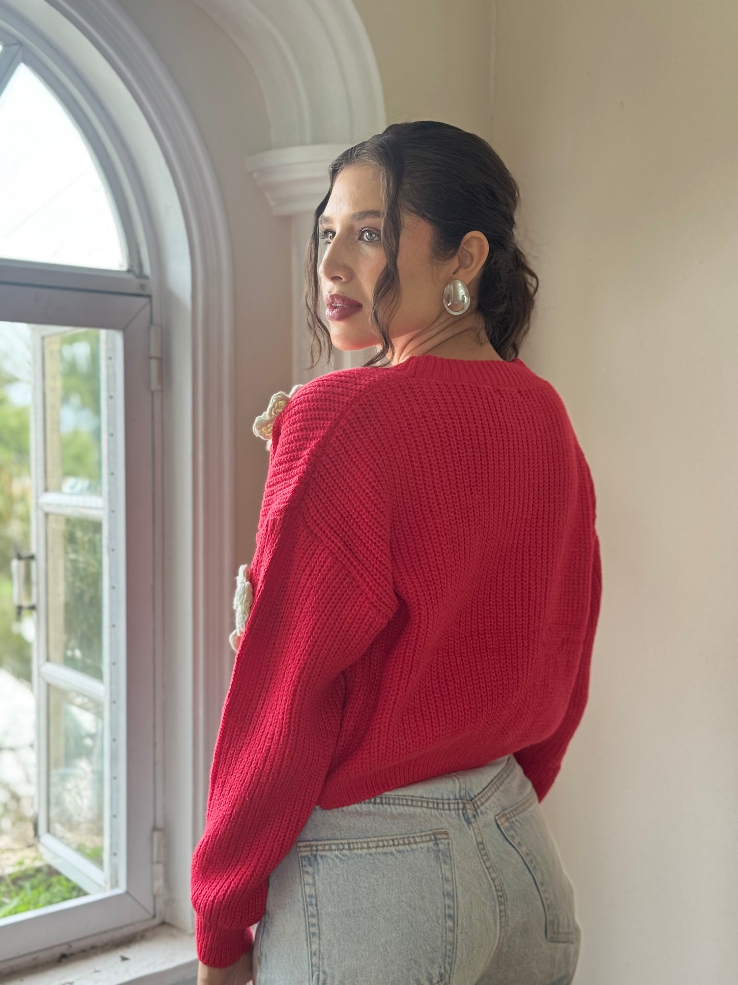 Suéter tejido con flores.