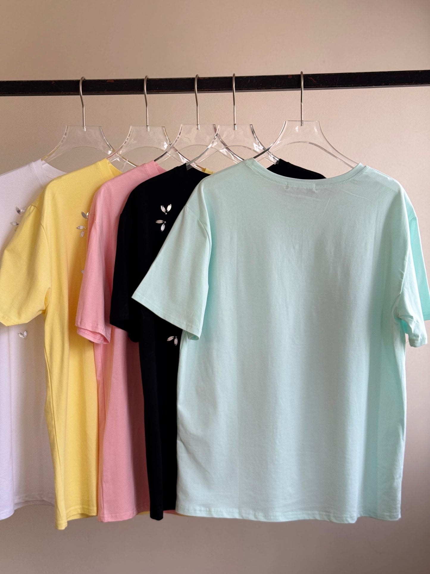 Playera manga corta aplicación