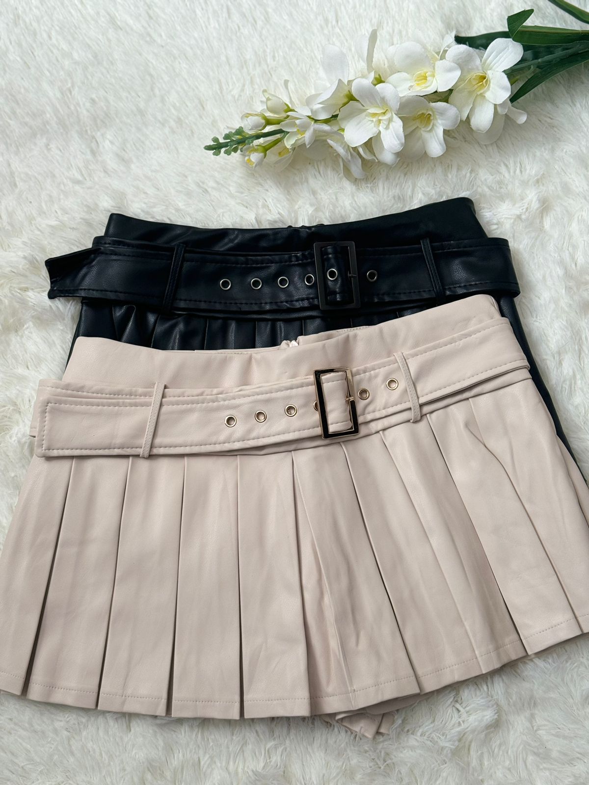 Falda tableada vinipiel con short