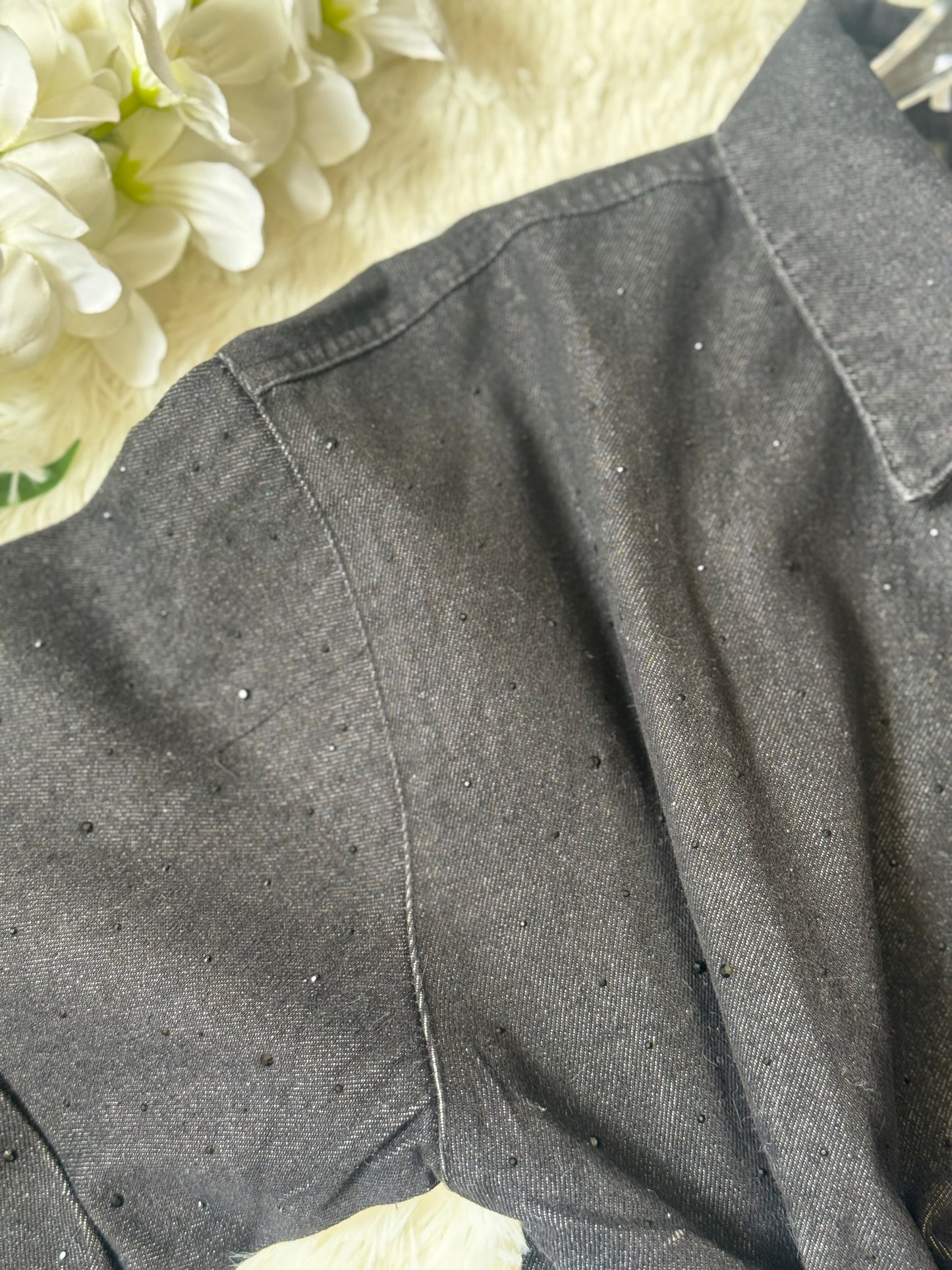 Camisa de mezclilla con brillos y nudo