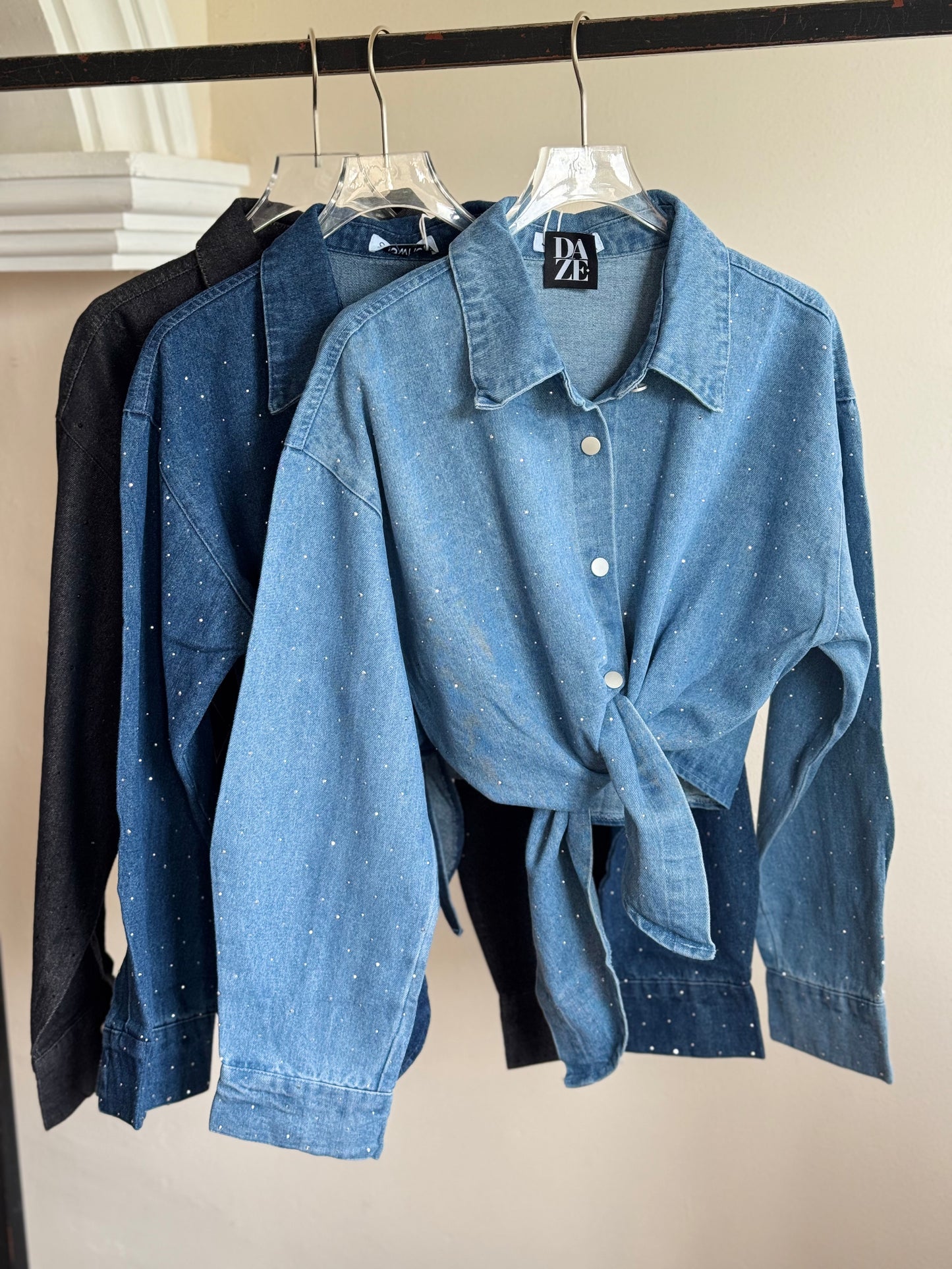 Camisa de mezclilla con brillos y nudo