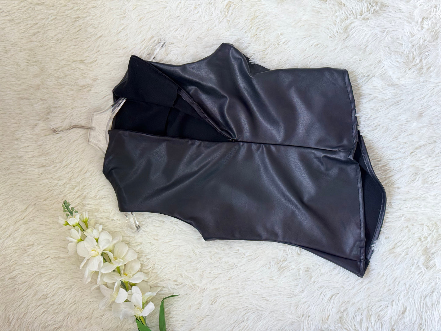 Top de vinipiel asimetrico