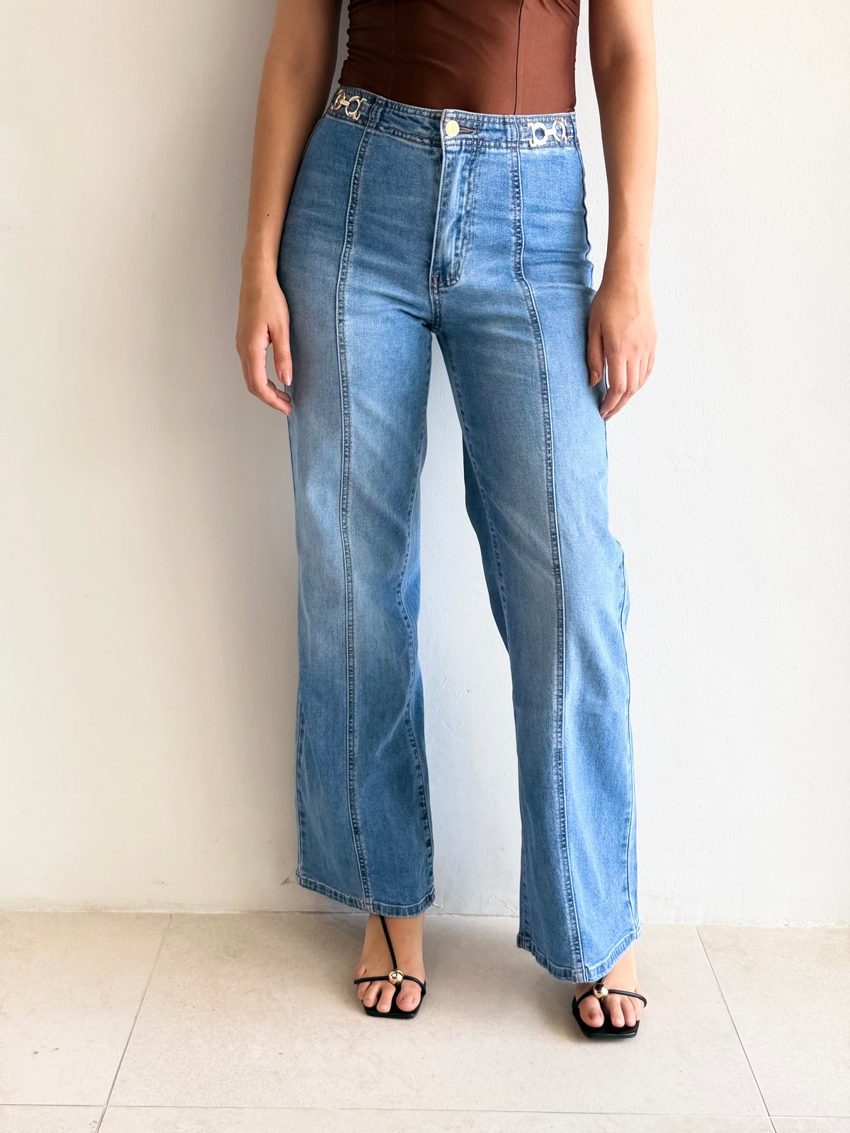 Pantalon pinzas frontales y aplicacion