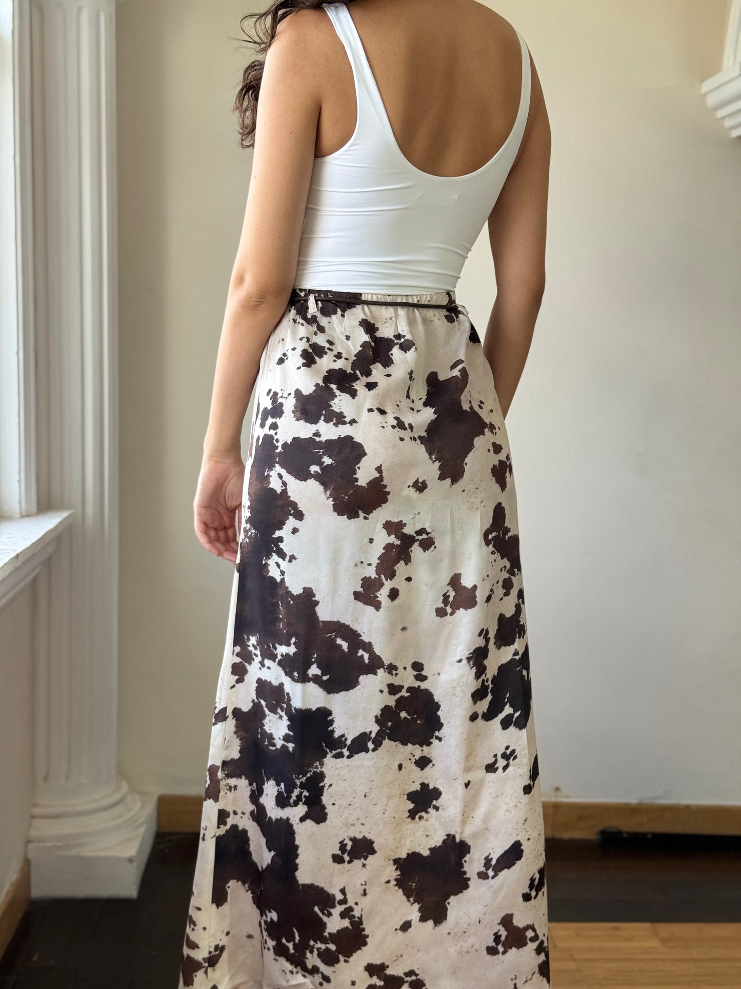 Falda con cinturón satinada vaca