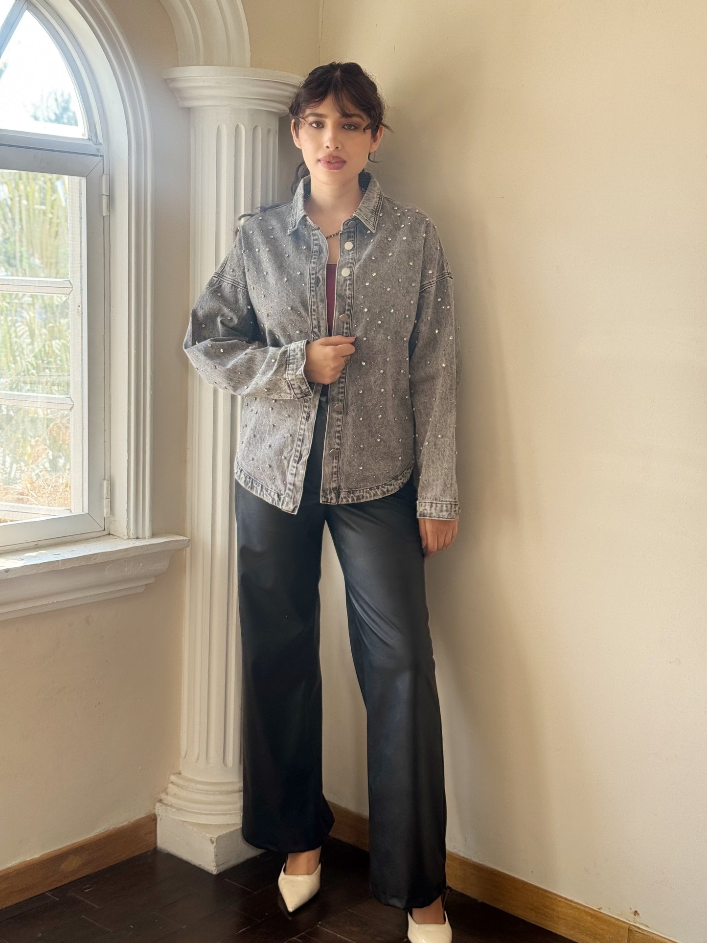 Sobre camisa de mezclilla con brillos