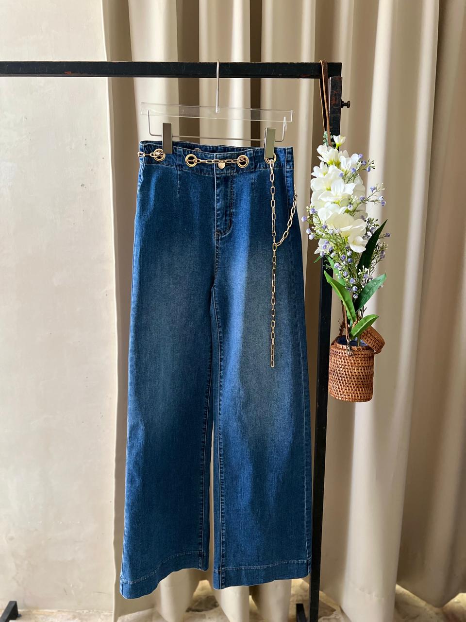 Pantalon de mezclilla con cinturon de Cadena