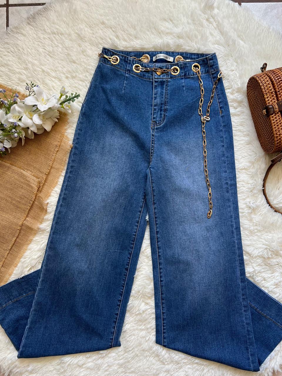 Pantalon de mezclilla con cinturon de Cadena