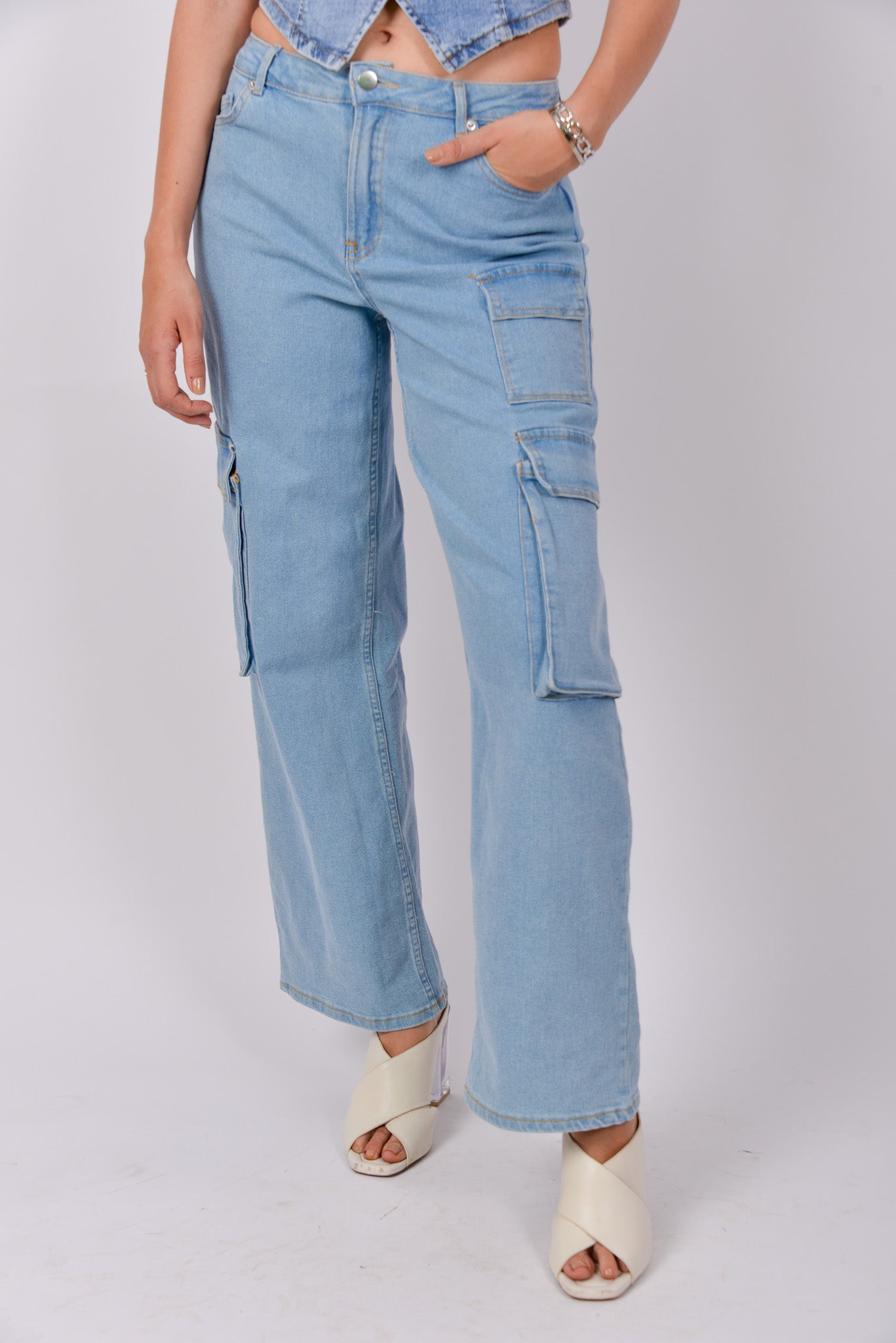 Pantalones cargo de mezclilla