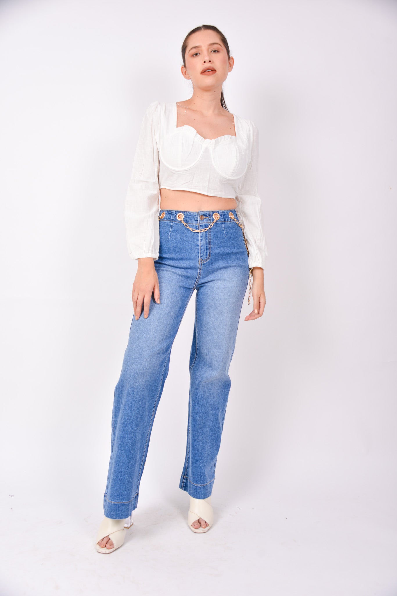 Pantalon de mezclilla con cinturon de Cadena