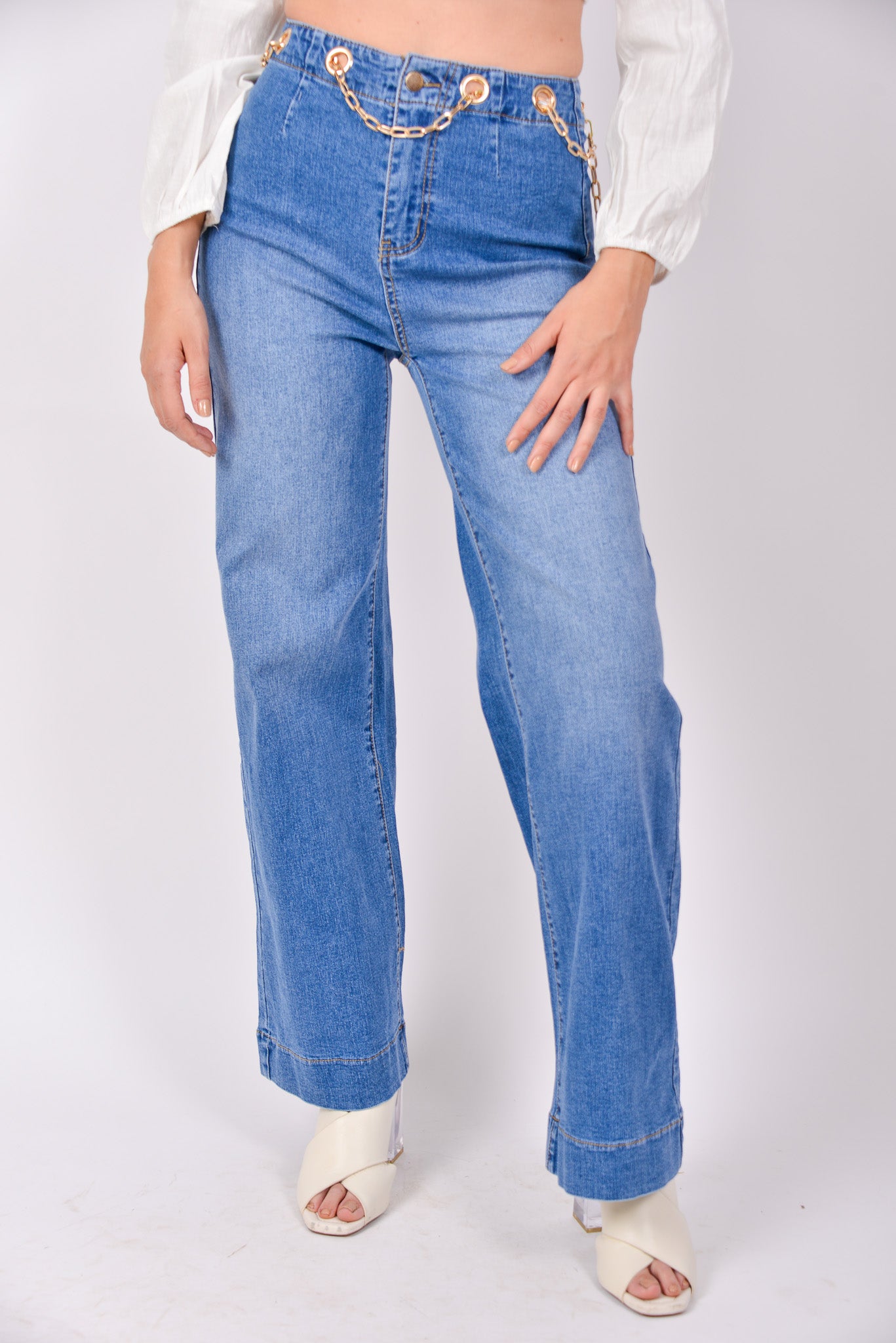 Pantalon de mezclilla con cinturon de Cadena
