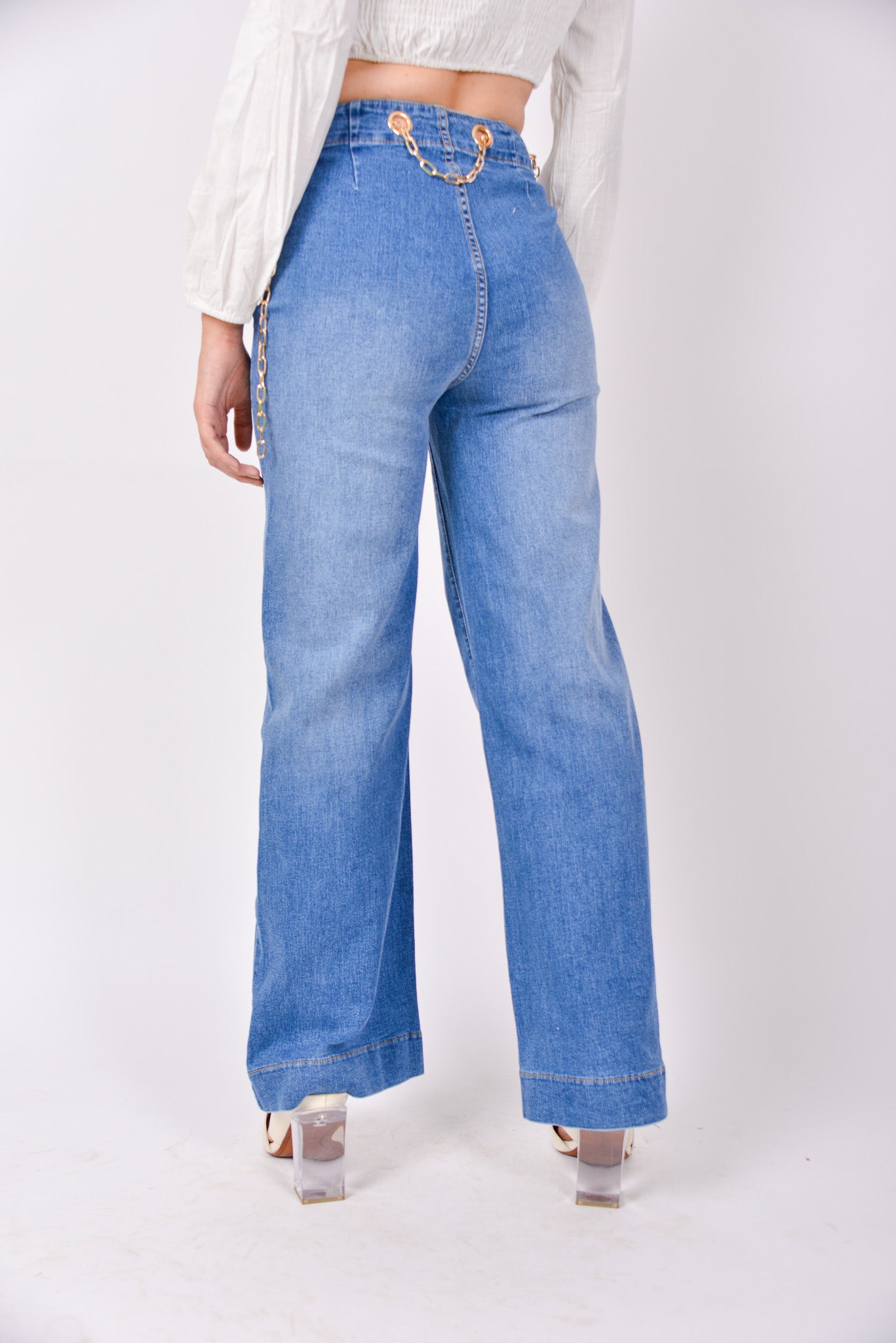Pantalon de mezclilla con cinturon de Cadena
