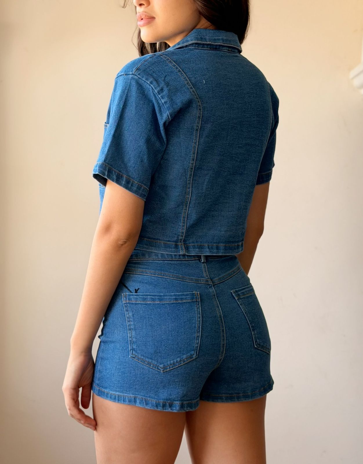 Conjunto de mezclilla con camisa