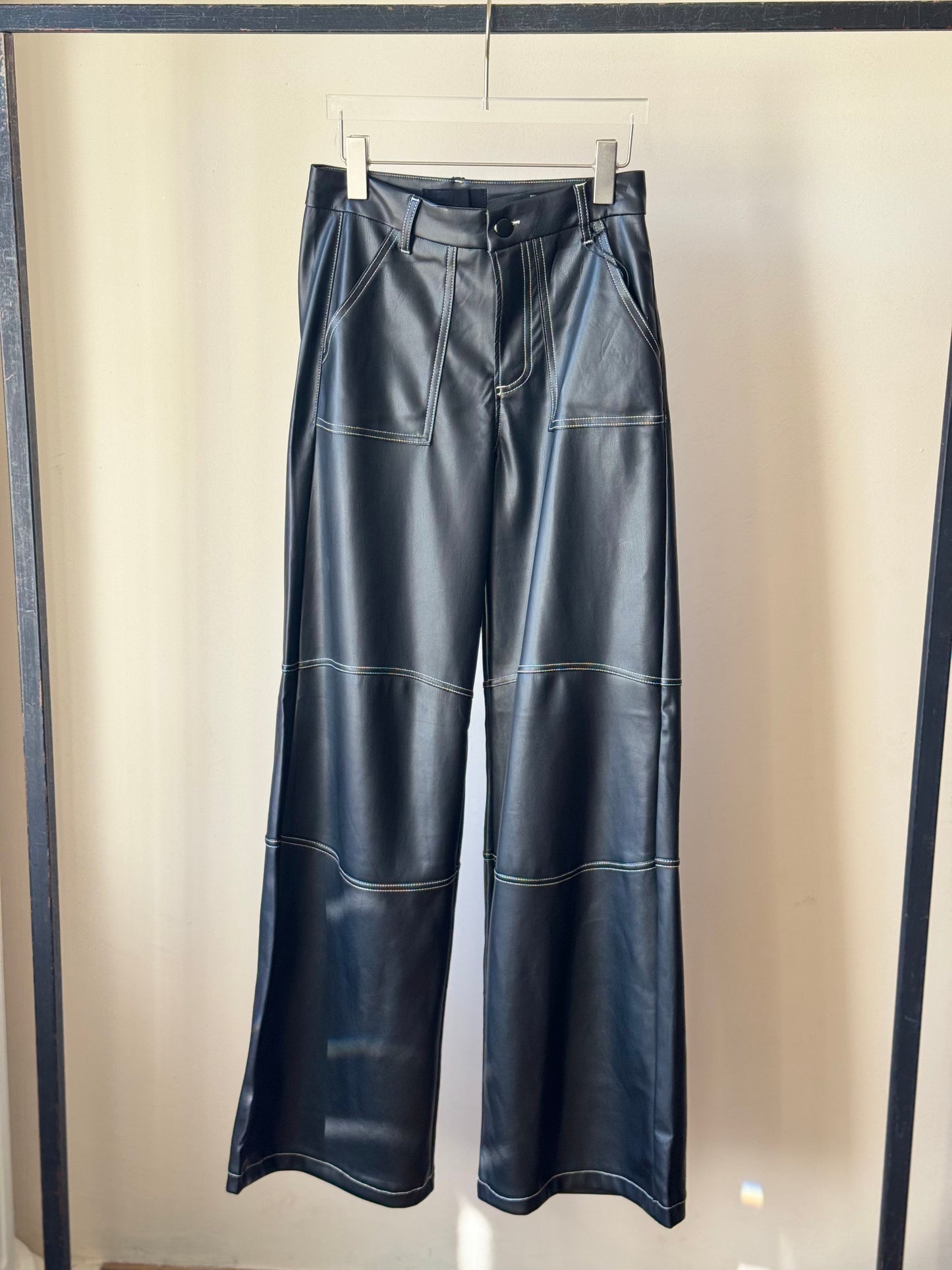 Pantalón de vinipiel con costura