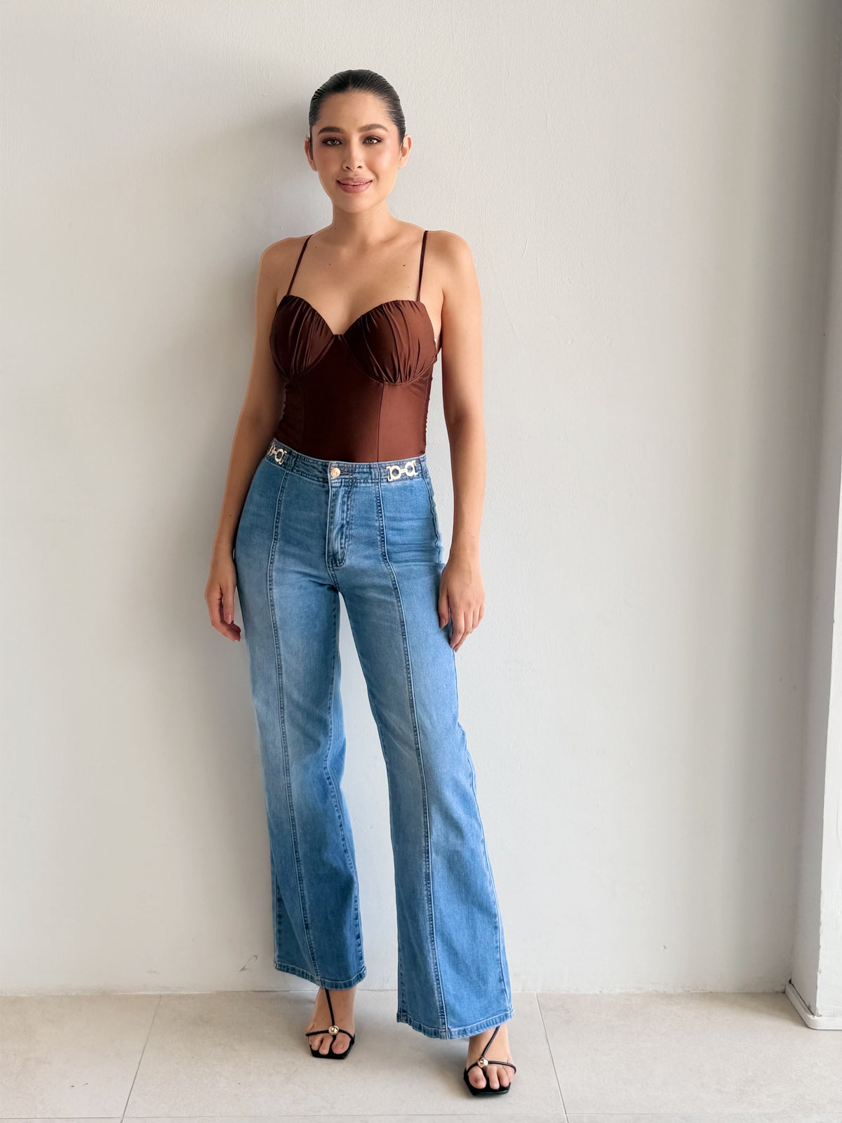 Pantalon pinzas frontales y aplicacion