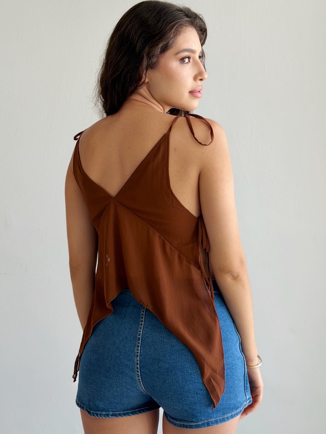 Blusa de tirantes asimétrica bordada