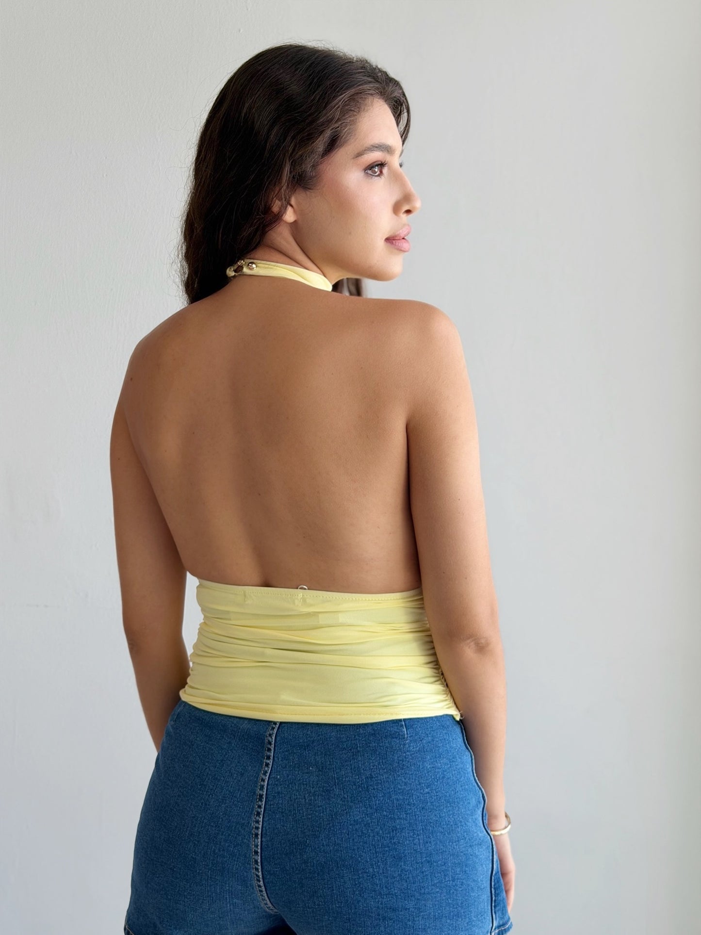 Top halter con broche dorado