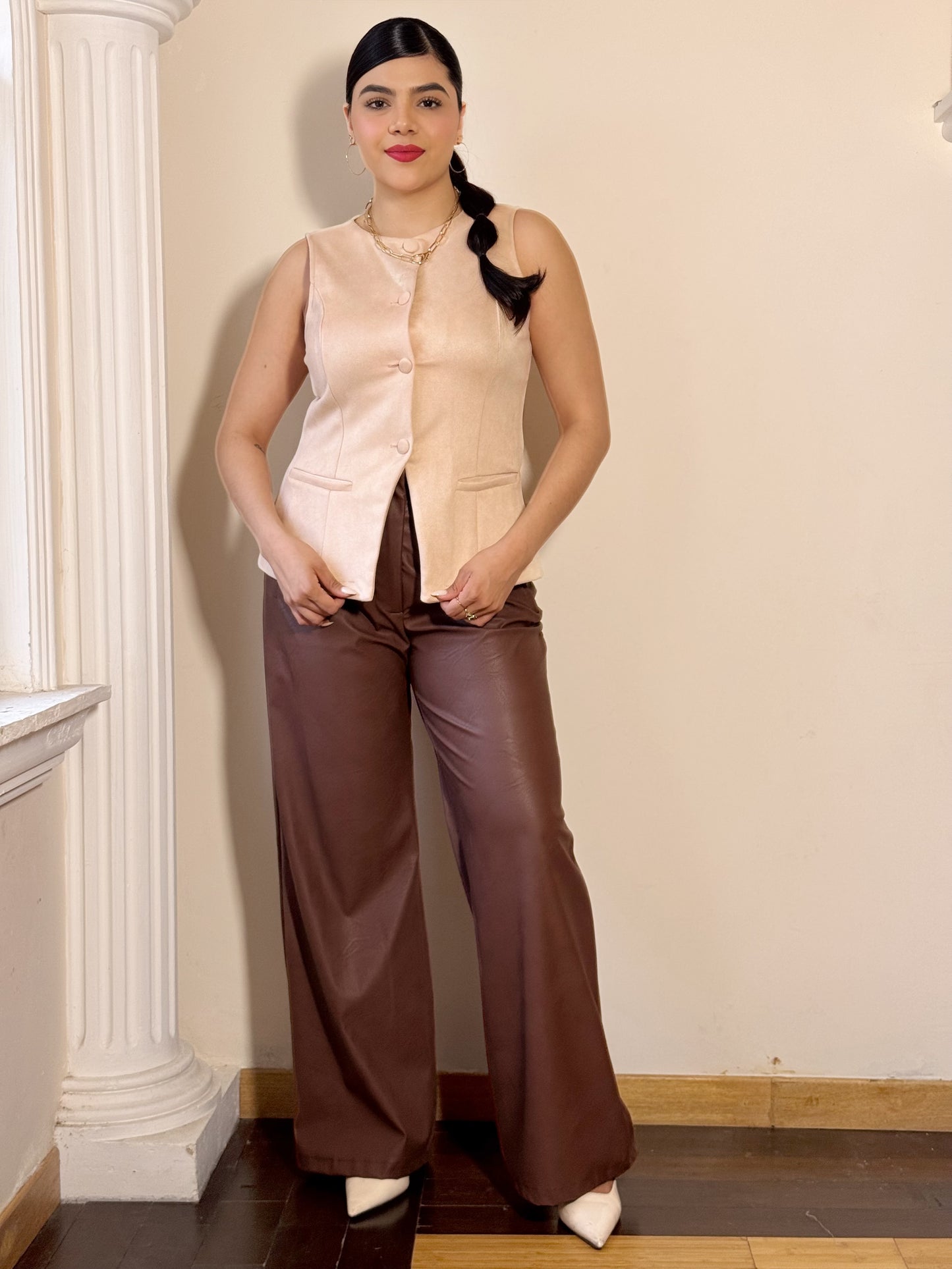 Pantalón con pinzas vinipiel