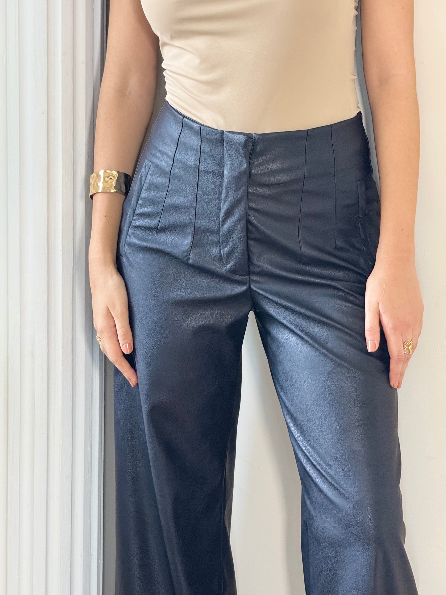 Pantalón con pinzas vinipiel