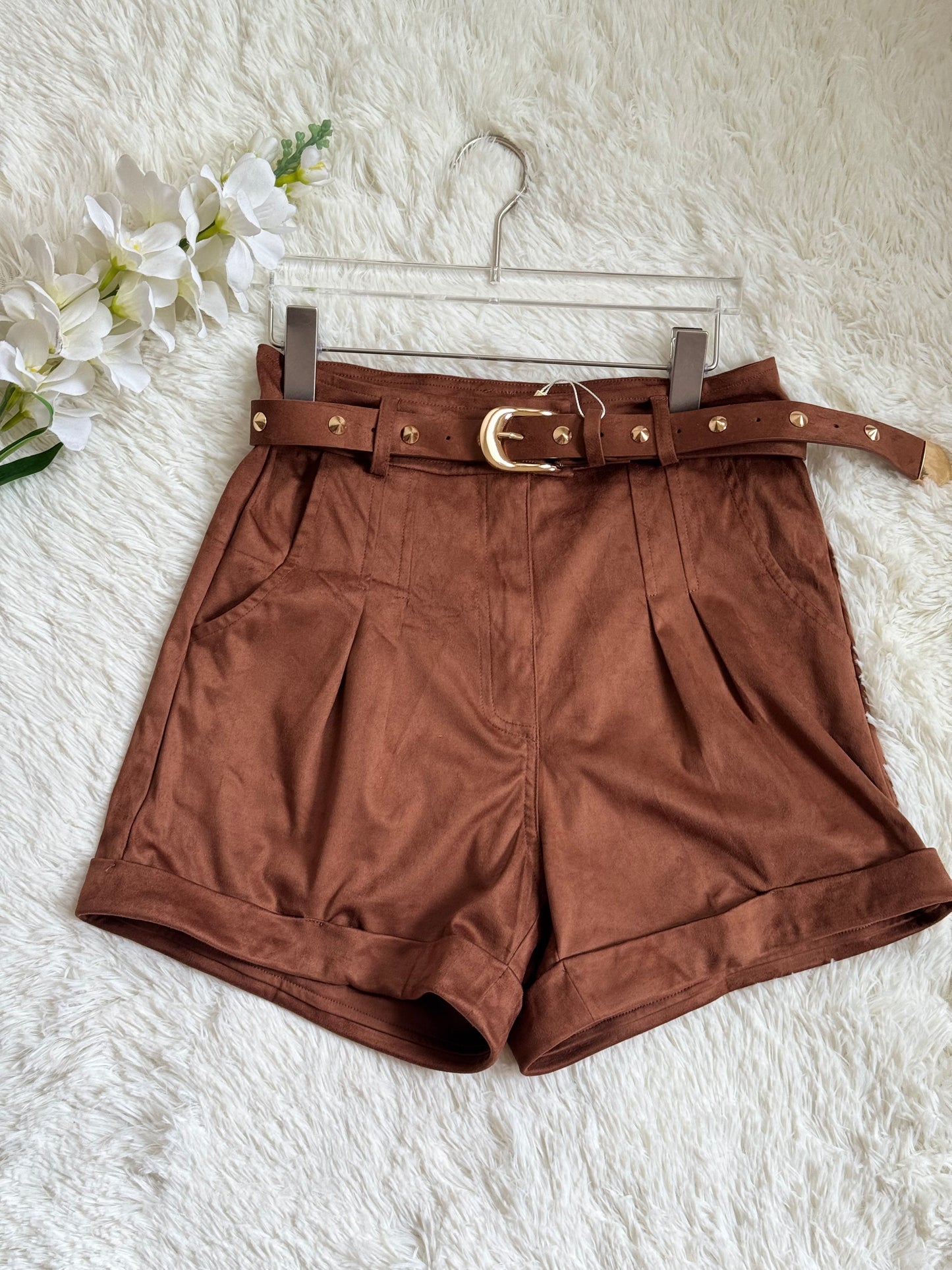 Short con cinturón de gamuza