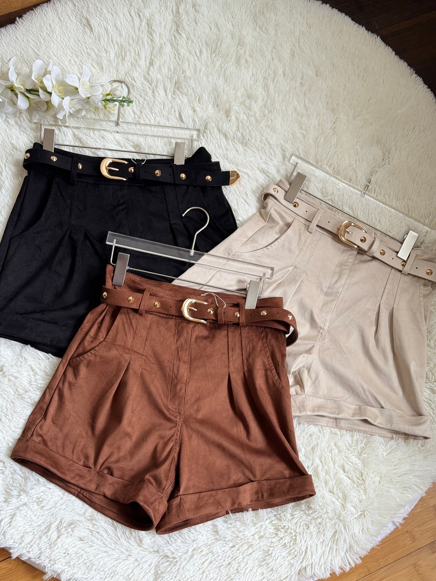 Short con cinturón de gamuza