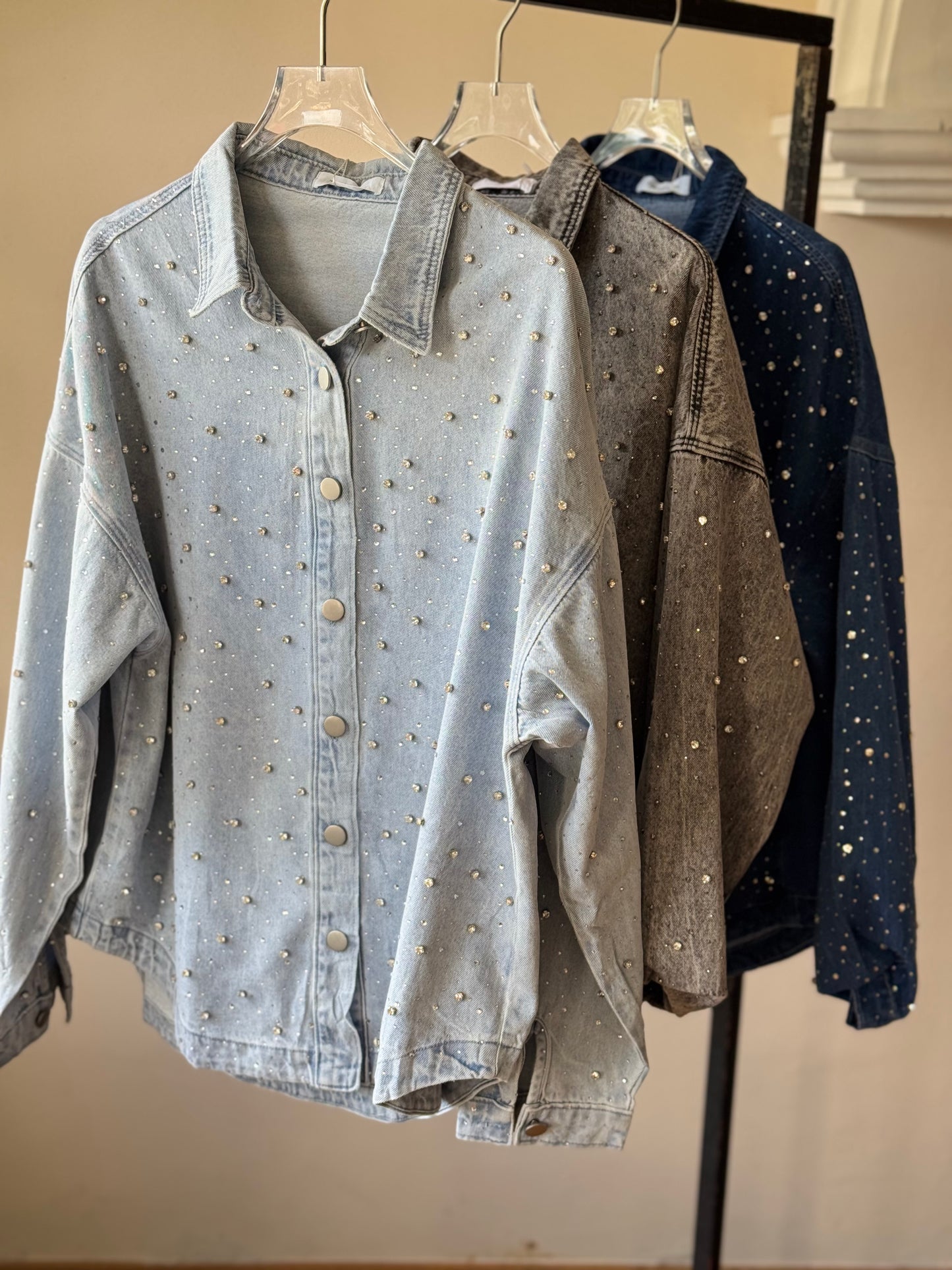 Sobre camisa de mezclilla con brillos