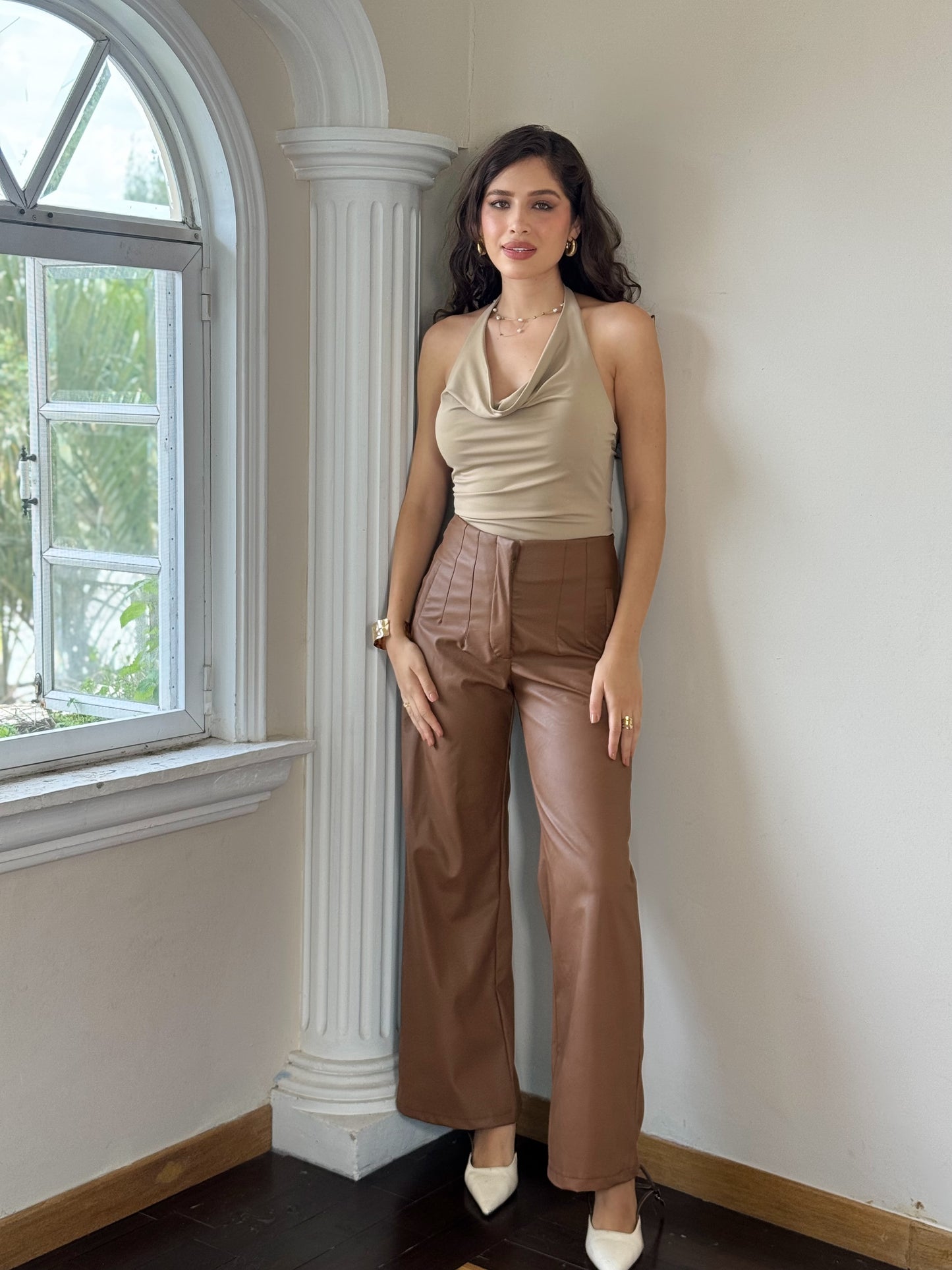 Pantalón con pinzas vinipiel