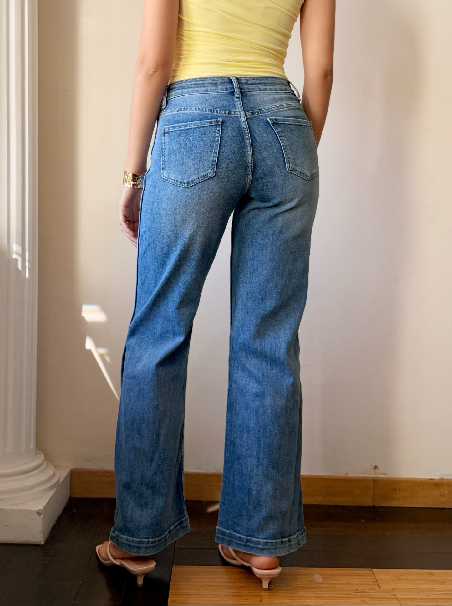 Jeans Flare con Botones Laterales